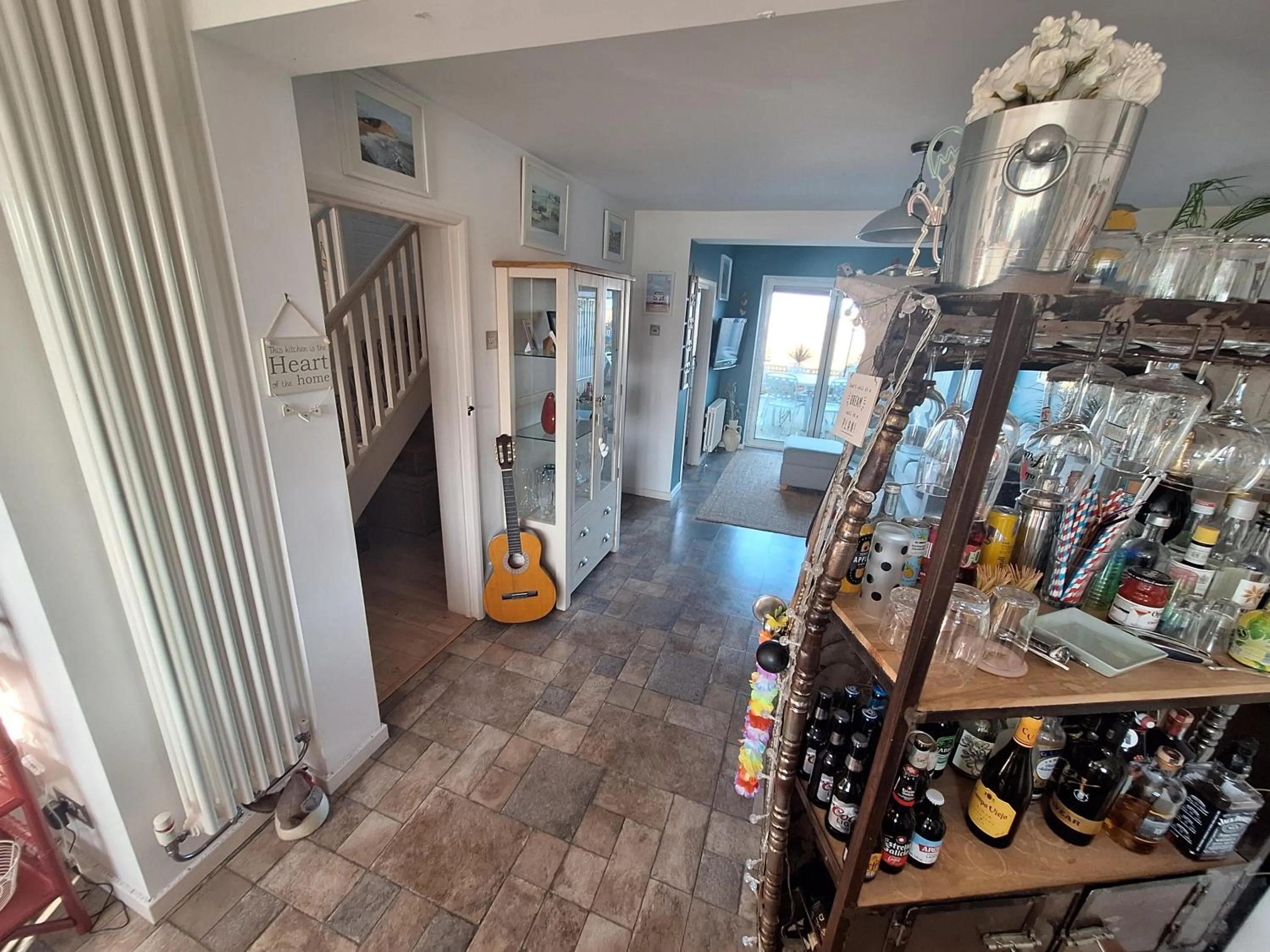 By the sea, home from home sleeps 6