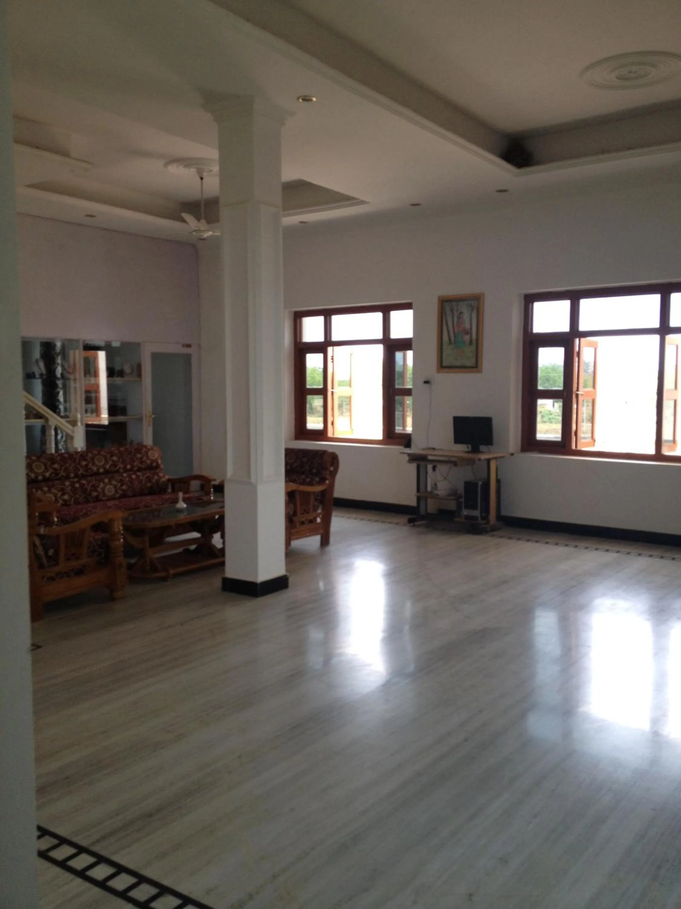 Library in Hotel isabel Palace