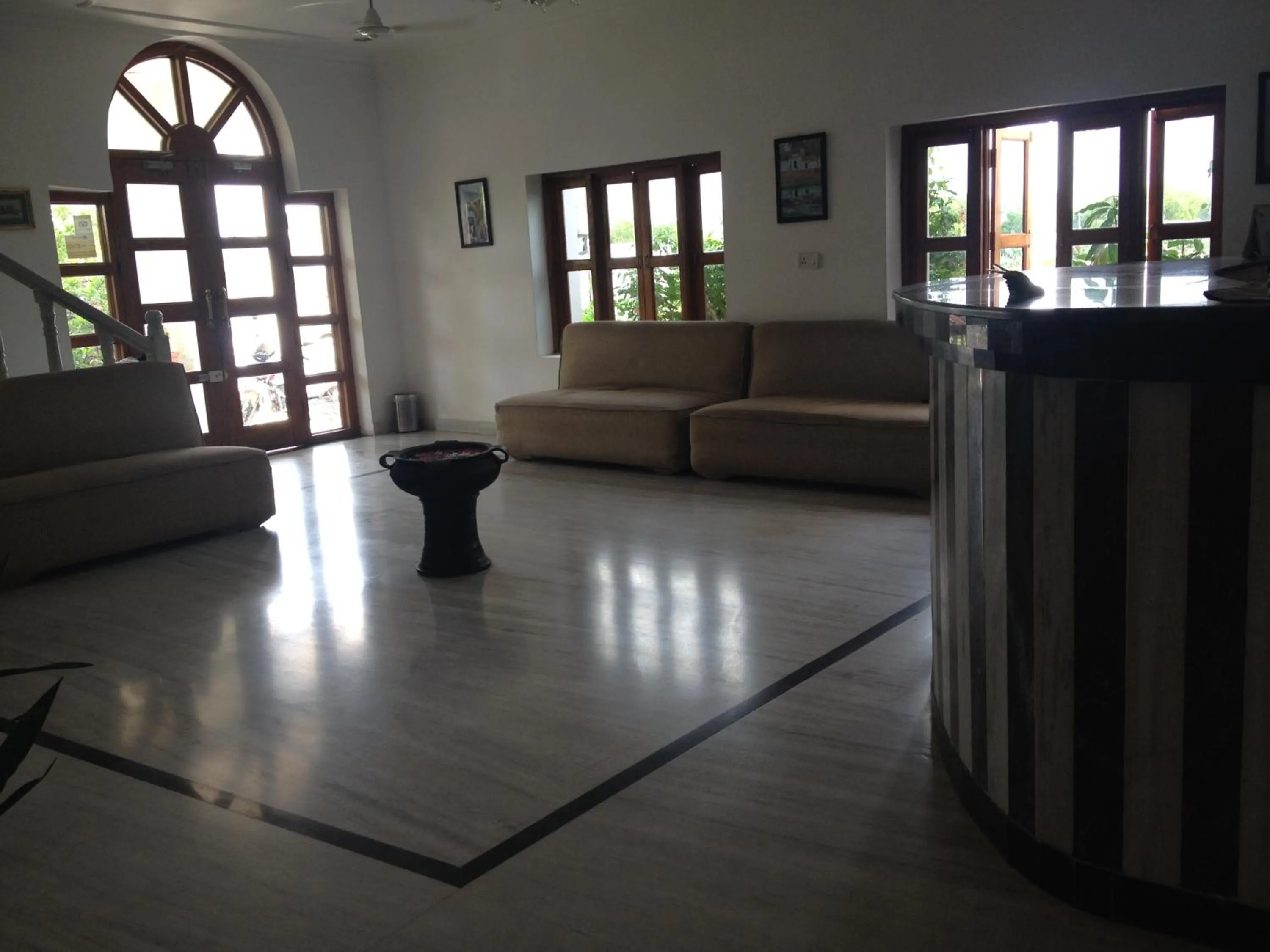 Library in Hotel isabel Palace