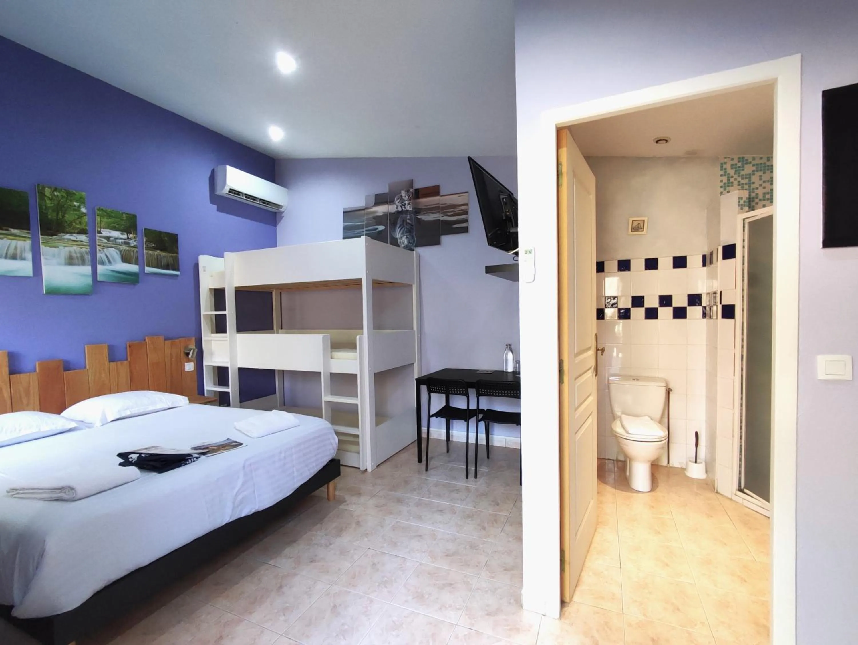 Toilet, Bed in La Maison de Tari