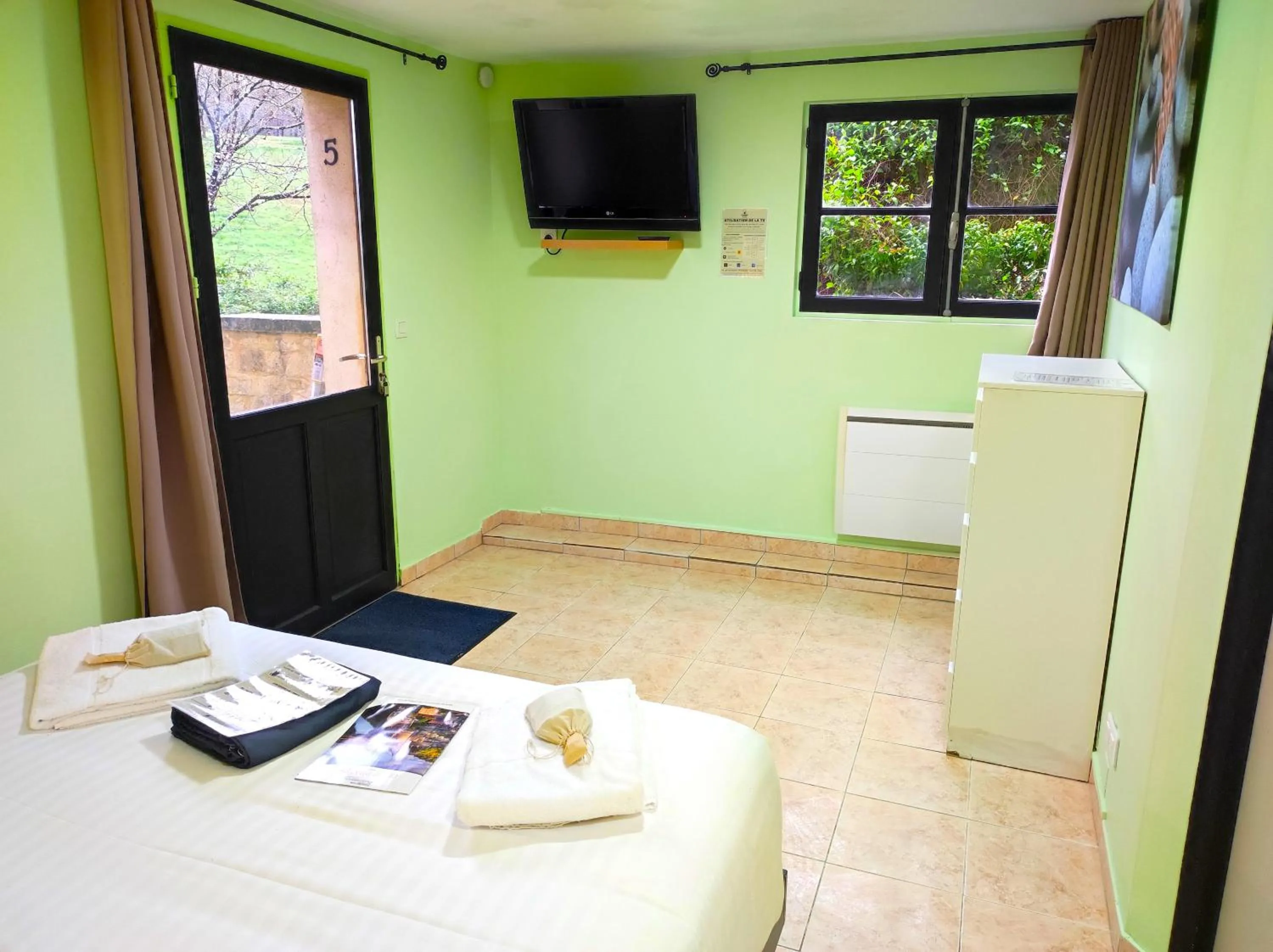 Facade/entrance, Bed in La Maison de Tari