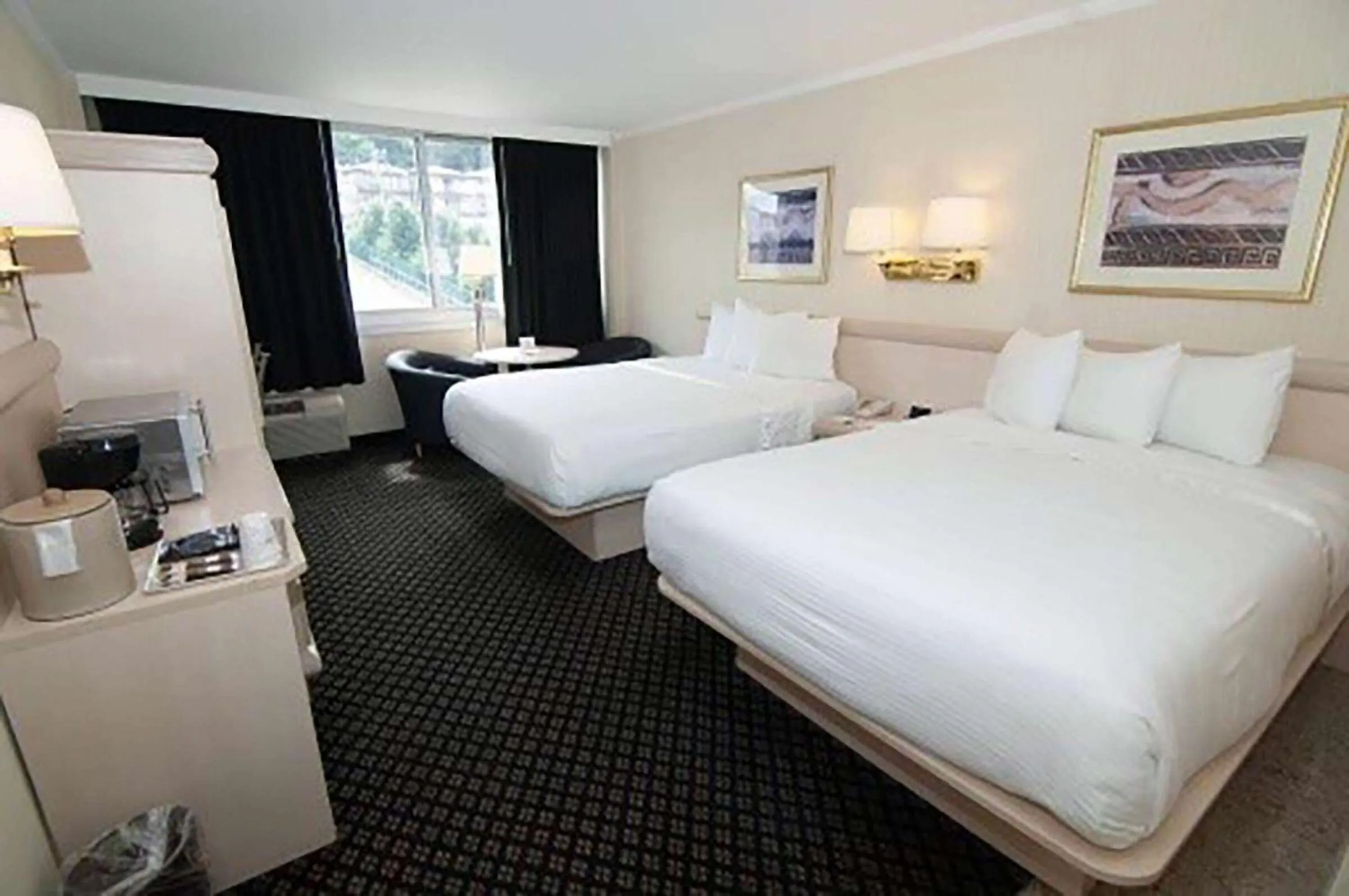 Photo of the whole room, Bed in Meadowlands View Hotel