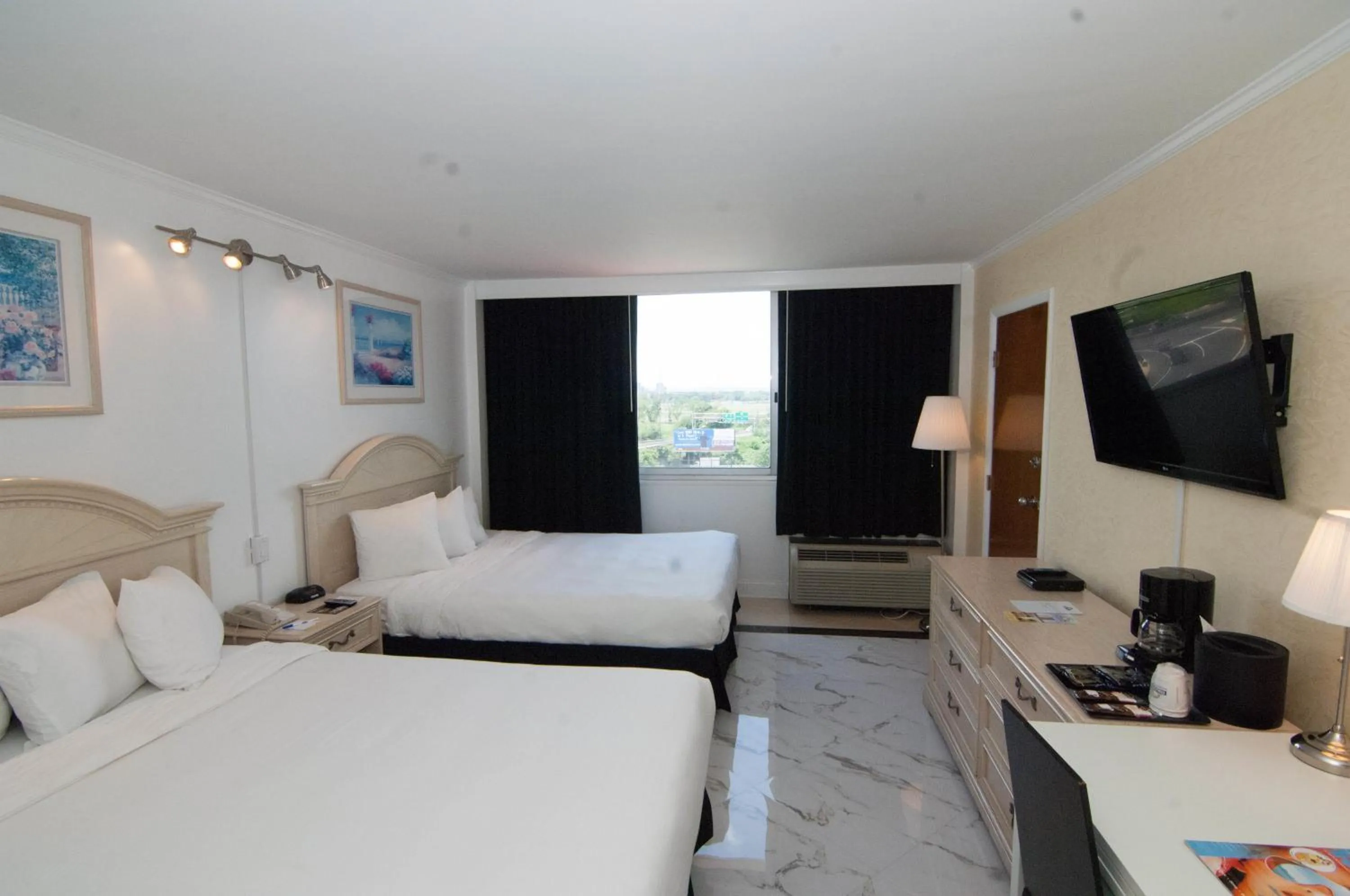 Photo of the whole room, Bed in Meadowlands View Hotel