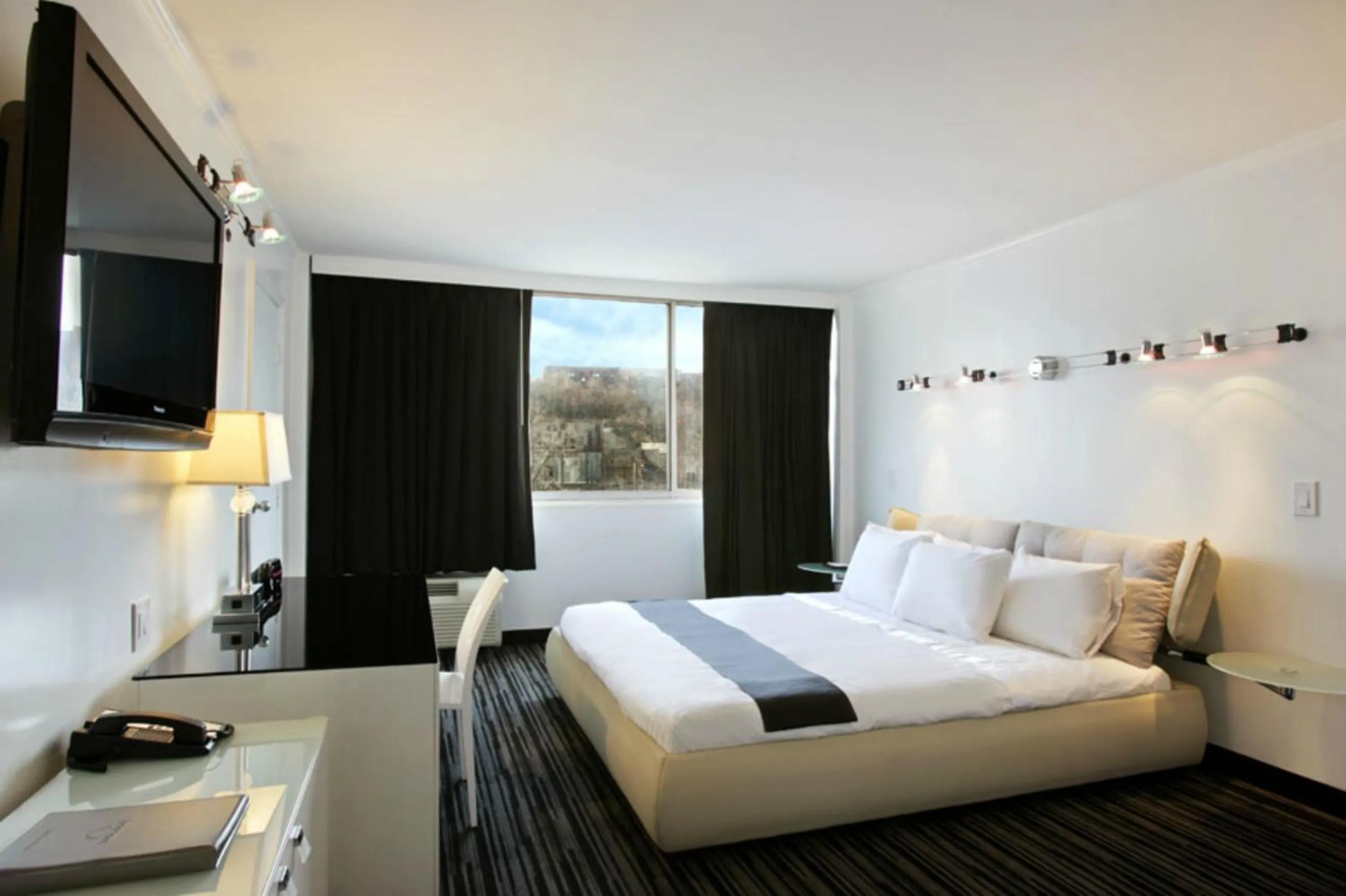 Photo of the whole room, Bed in Meadowlands View Hotel