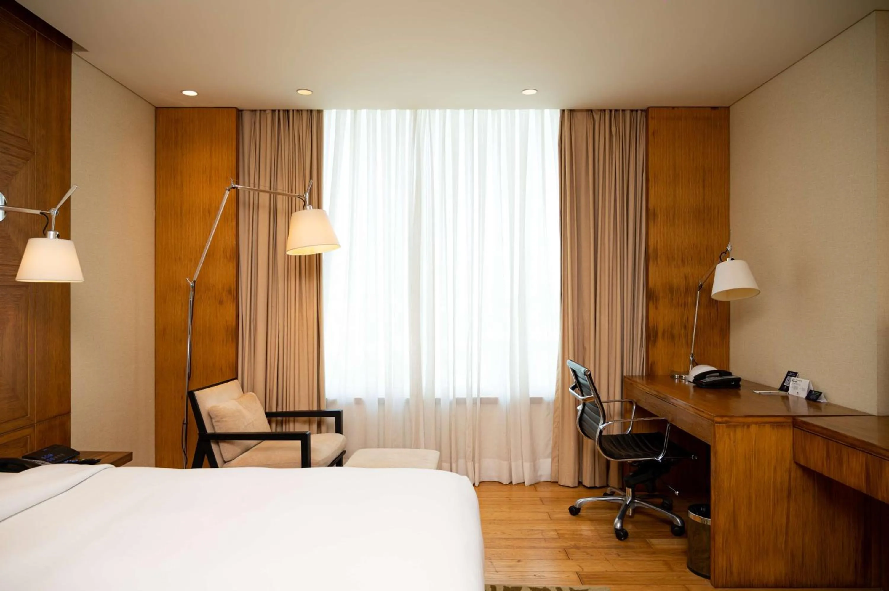 Bed in DoubleTree by Hilton-Pune Chinchwad