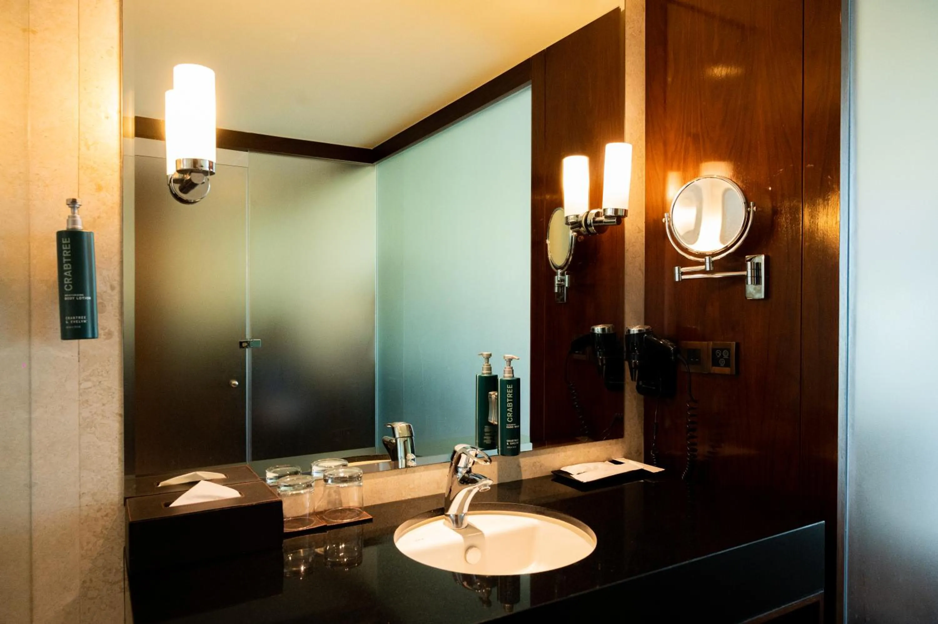 Bathroom in DoubleTree by Hilton-Pune Chinchwad