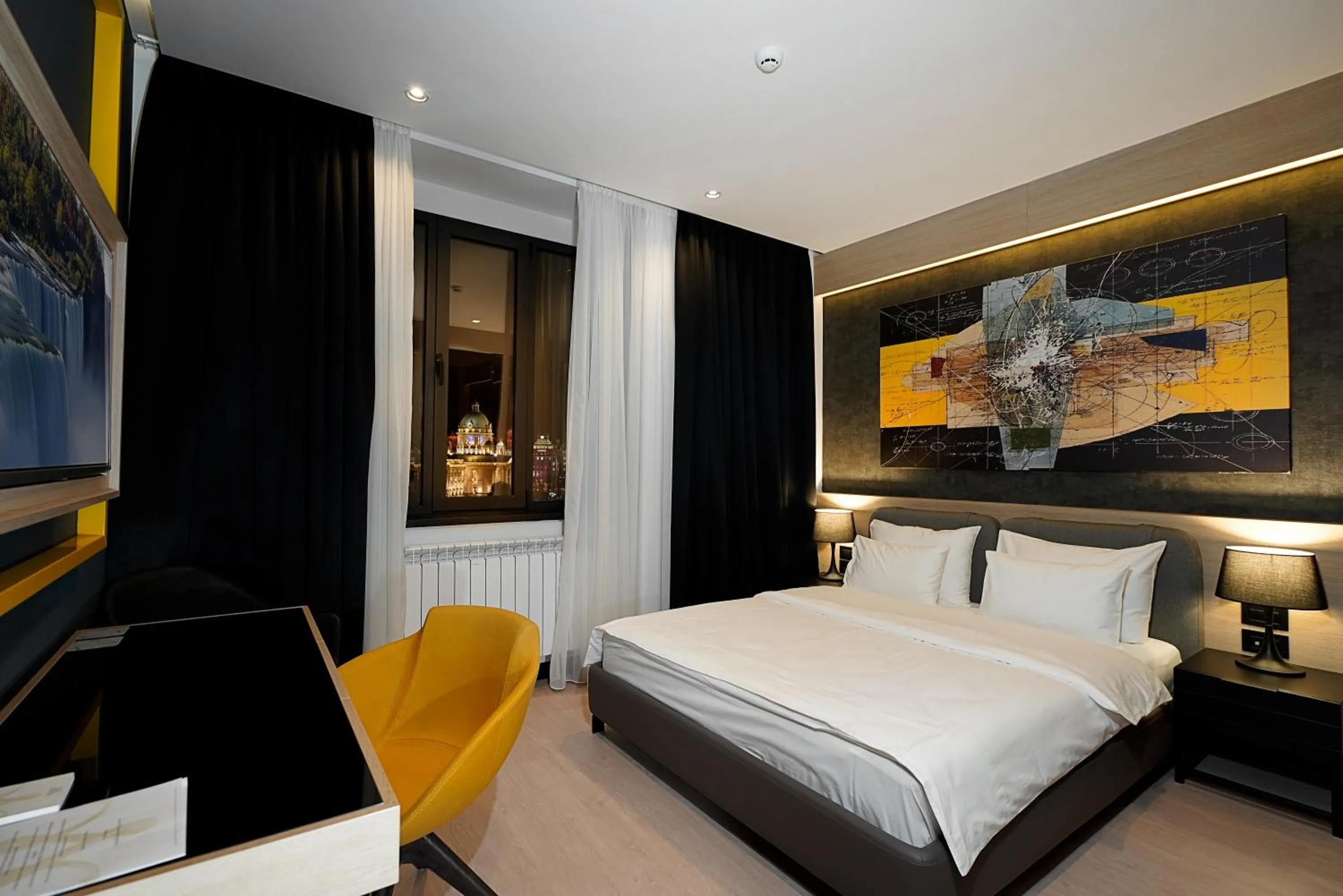 Photo of the whole room, Bed in Maccani Black Luxury Suites