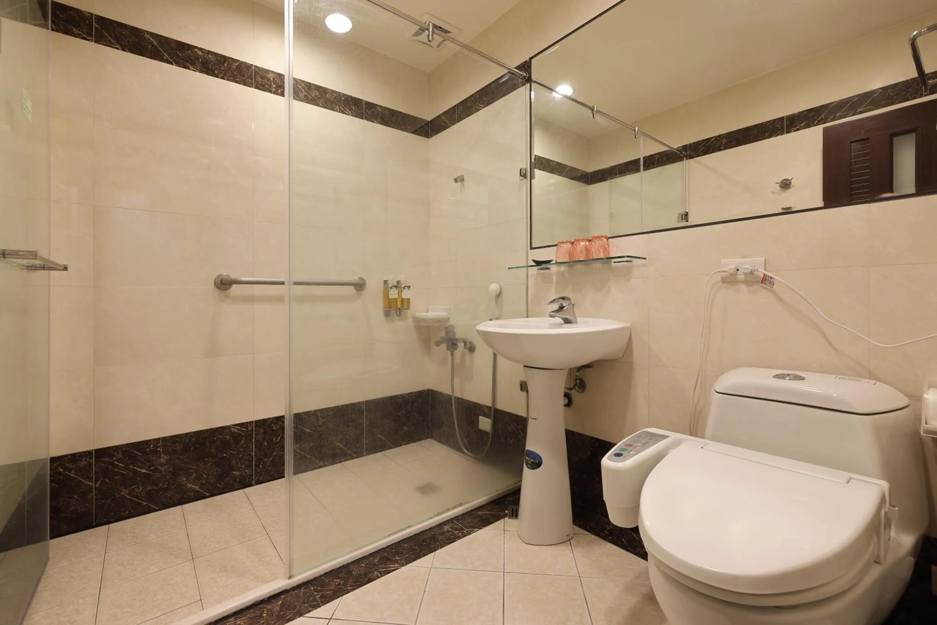 Shower in Shante Hotel Shitou