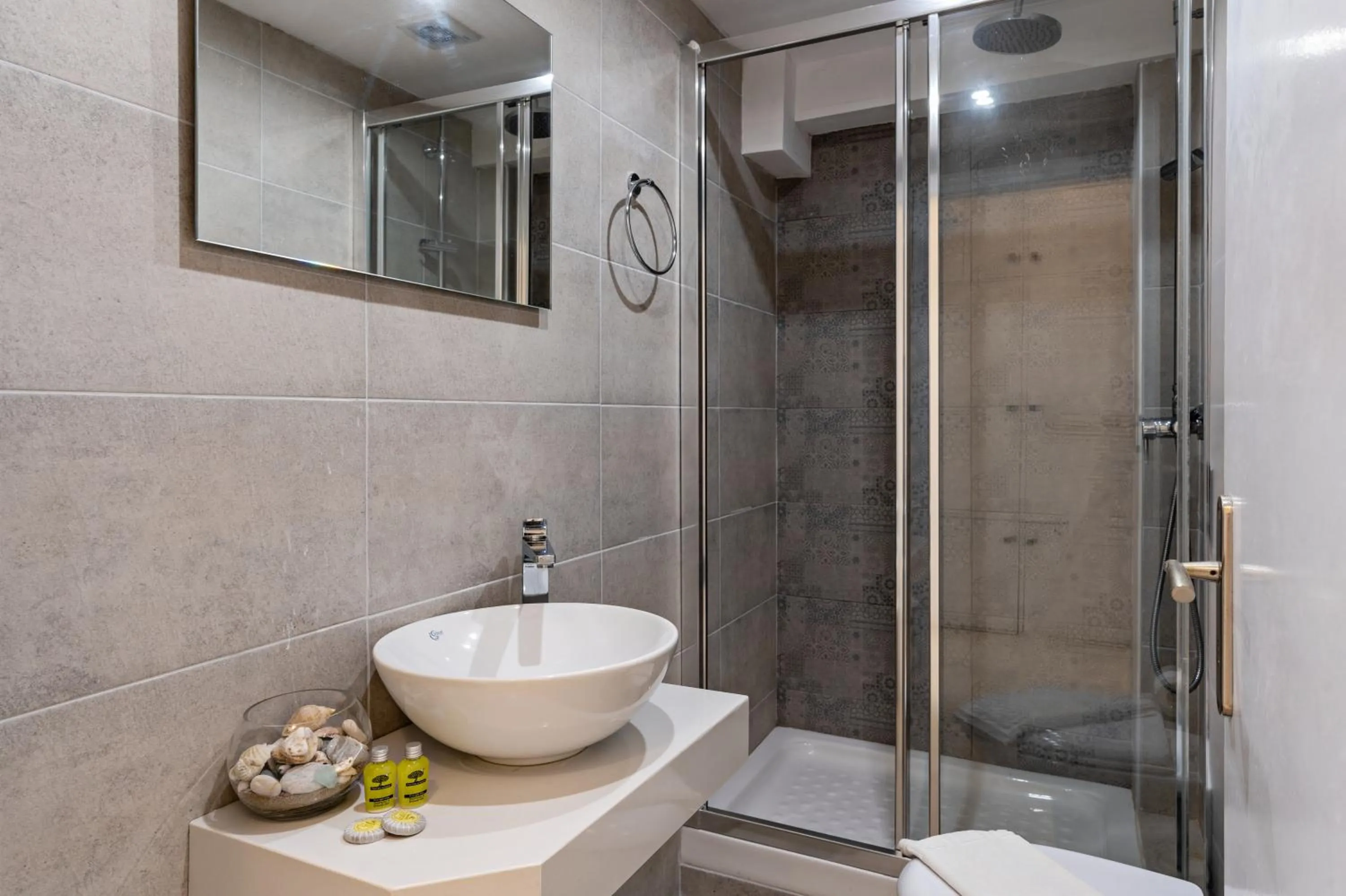 Shower in Castello Apartments