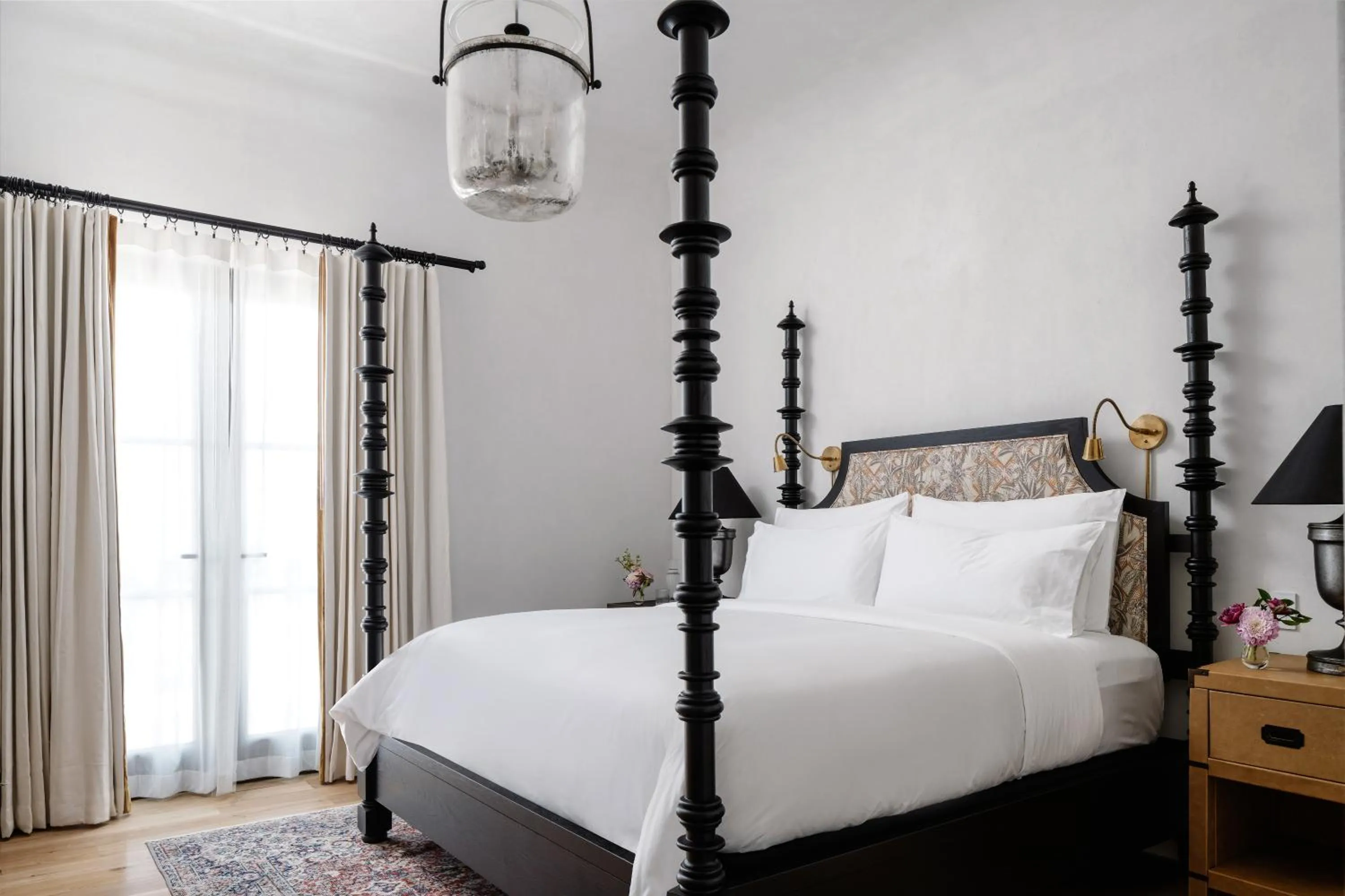 Bed in Commodore Perry Estate, Auberge Collection