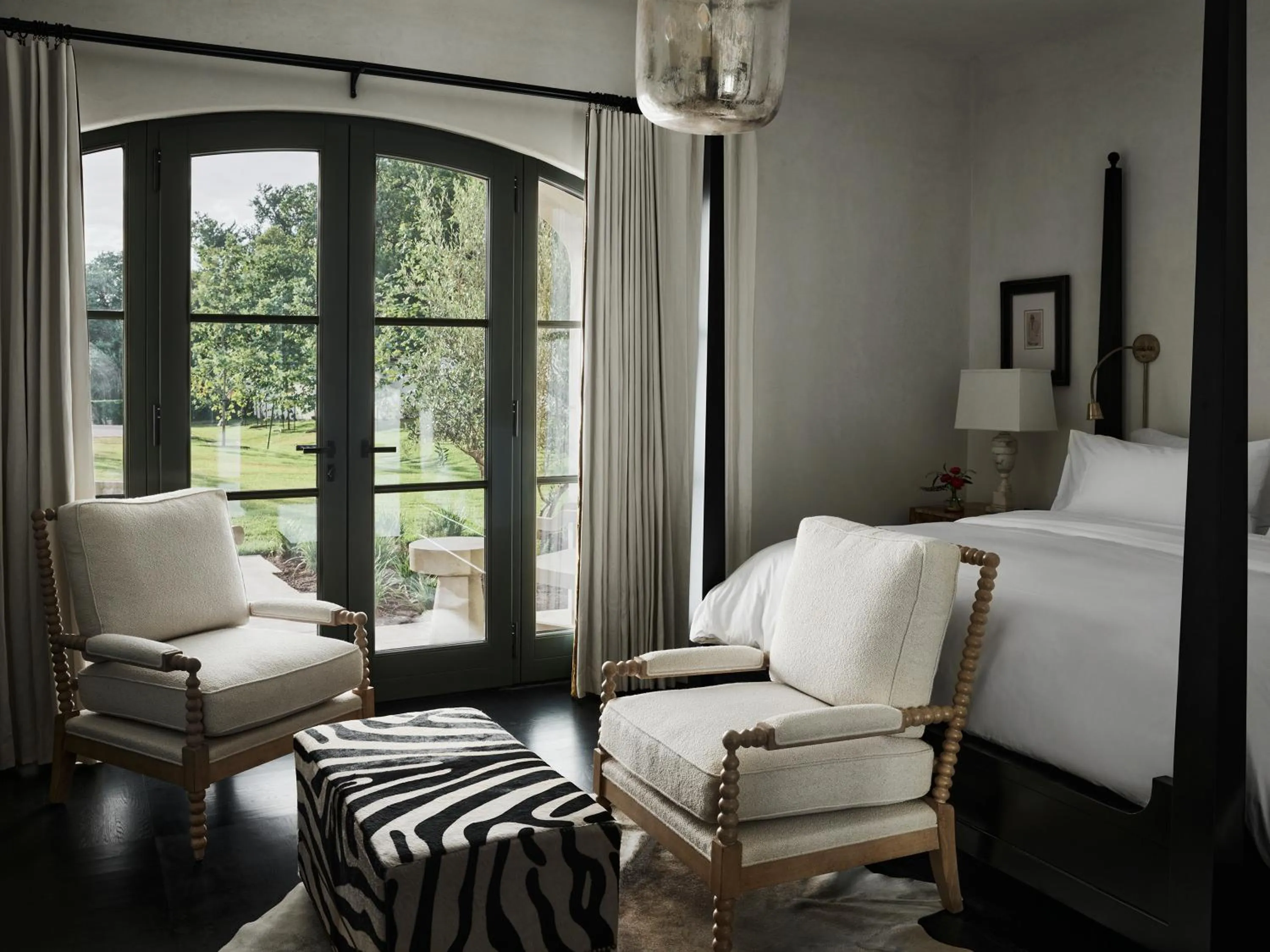 Bed in Commodore Perry Estate, Auberge Collection