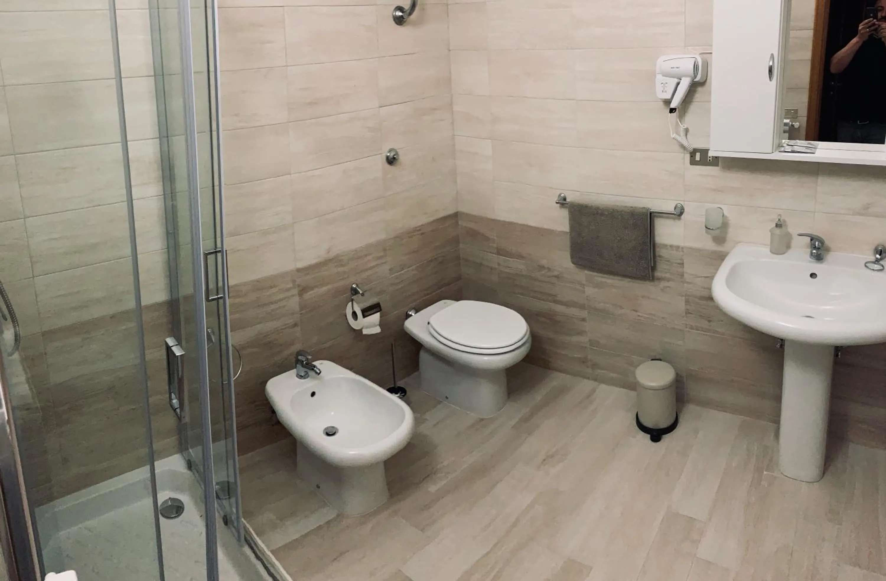 Shower, Bathroom in Hotel Del Lago