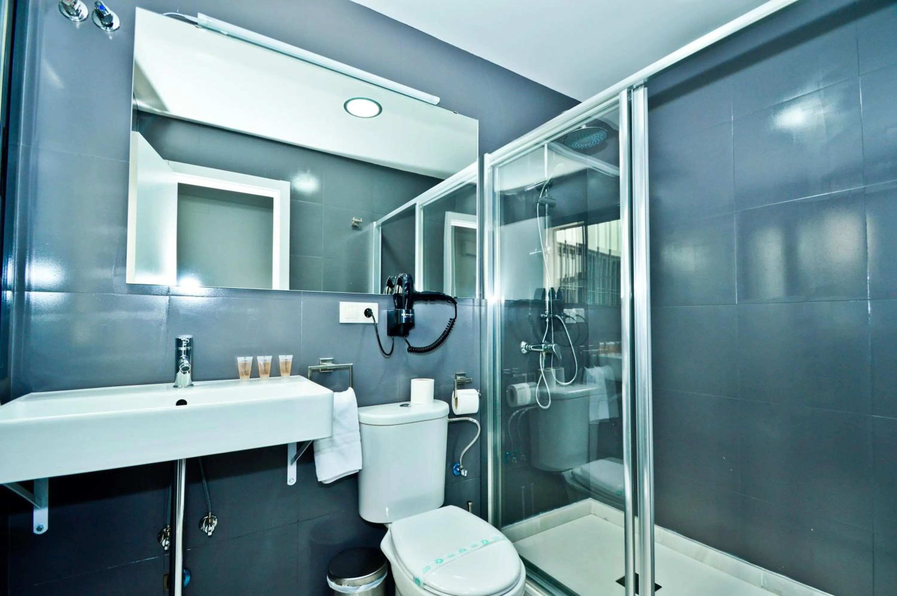 Shower in The Zentral Suites & Apartments