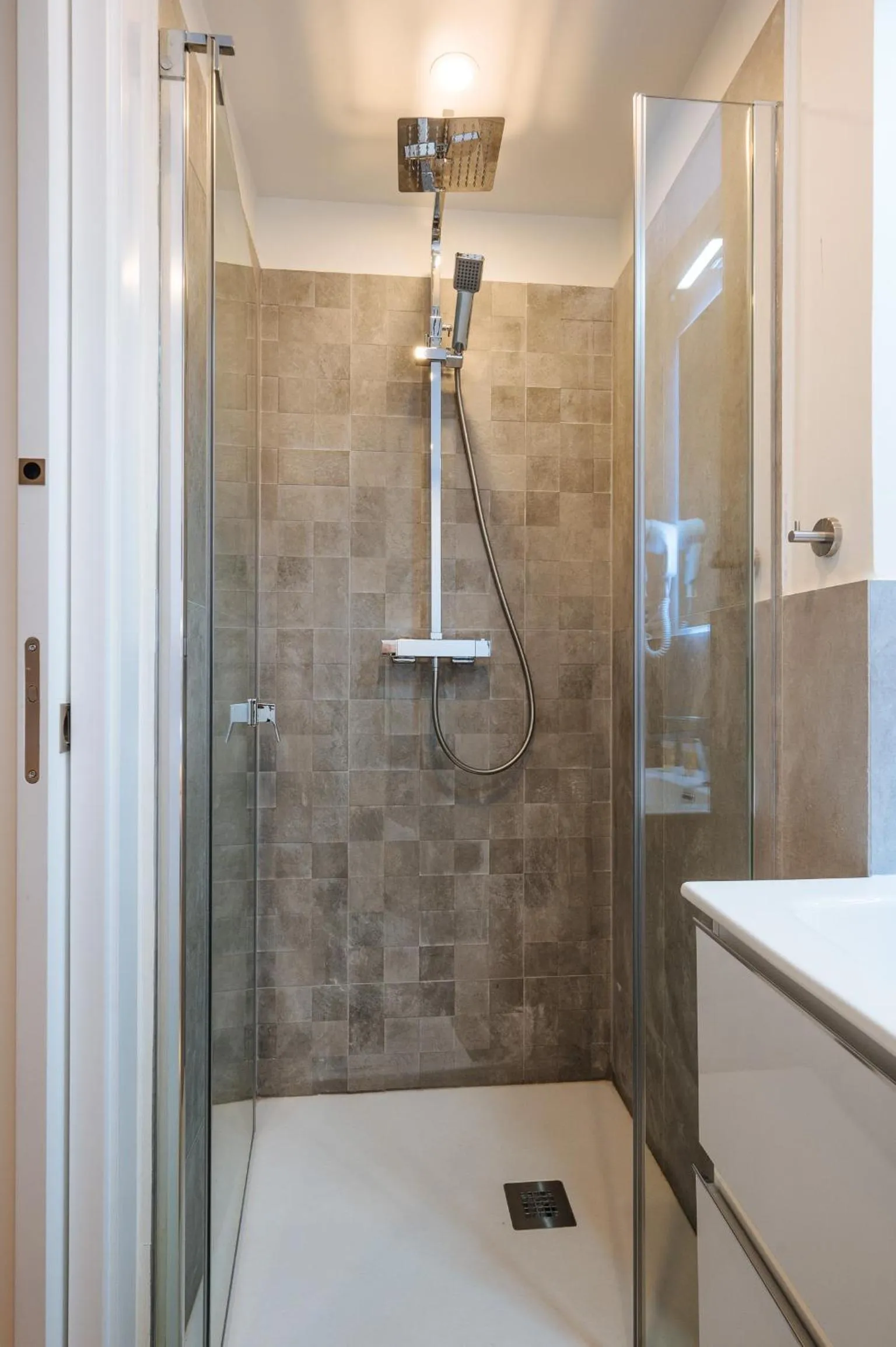 Shower in The Zentral Suites & Apartments