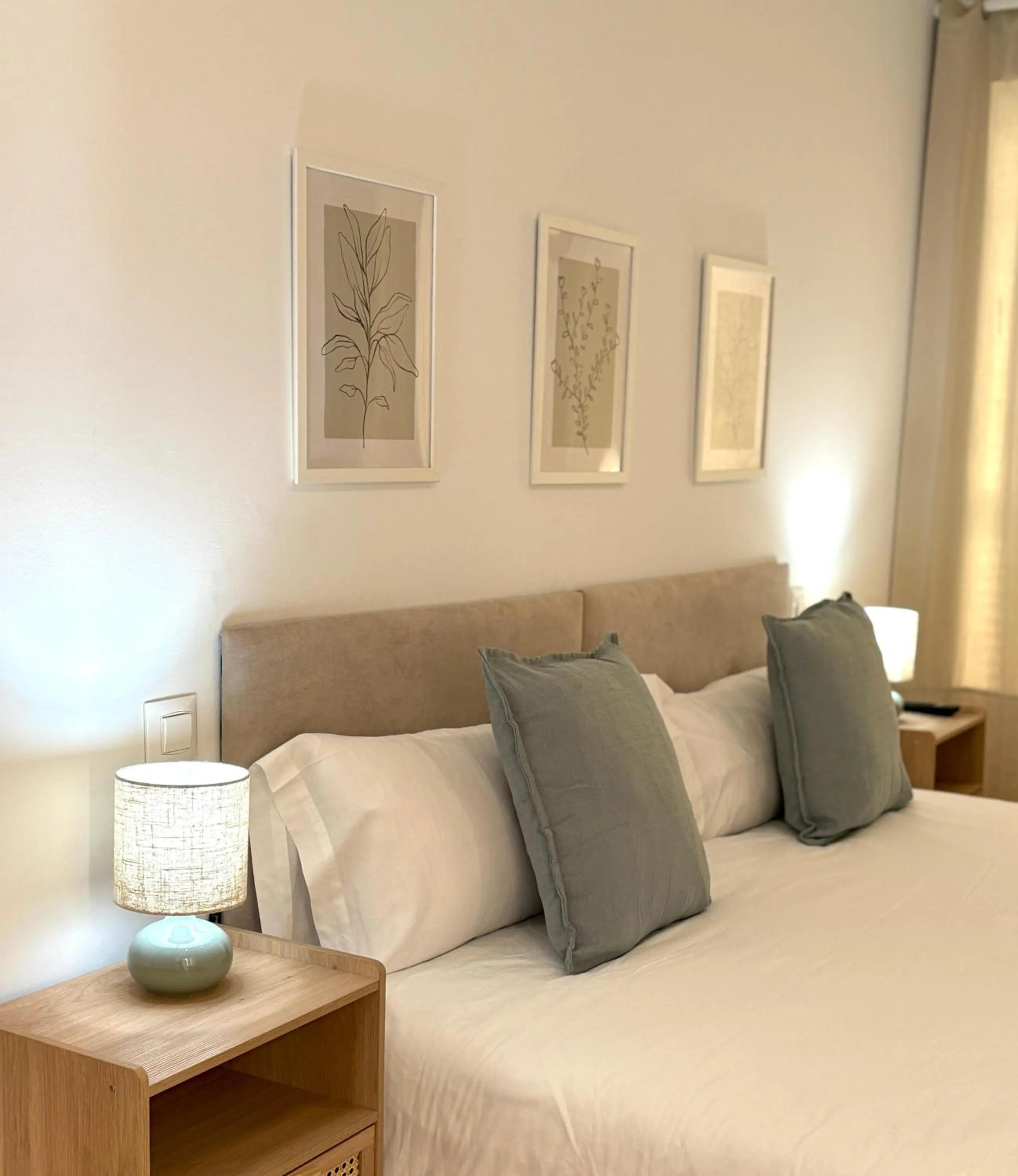 Bed in The Zentral Suites & Apartments