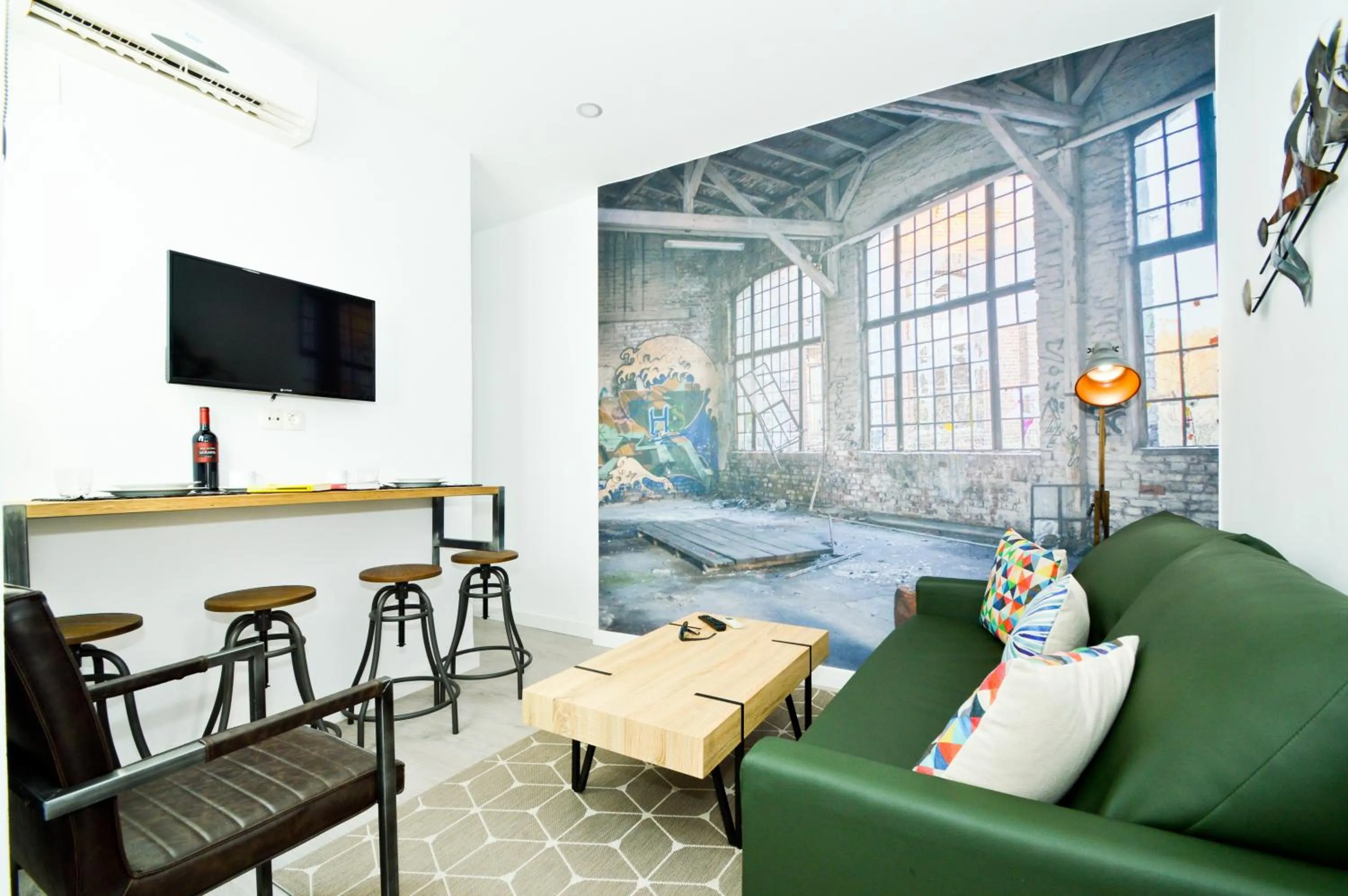 Communal lounge/ TV room, Bed in The Zentral Suites & Apartments