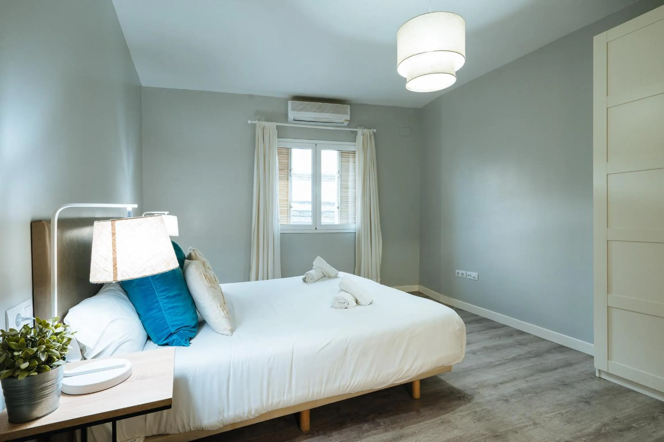 Bed in The Zentral Suites & Apartments