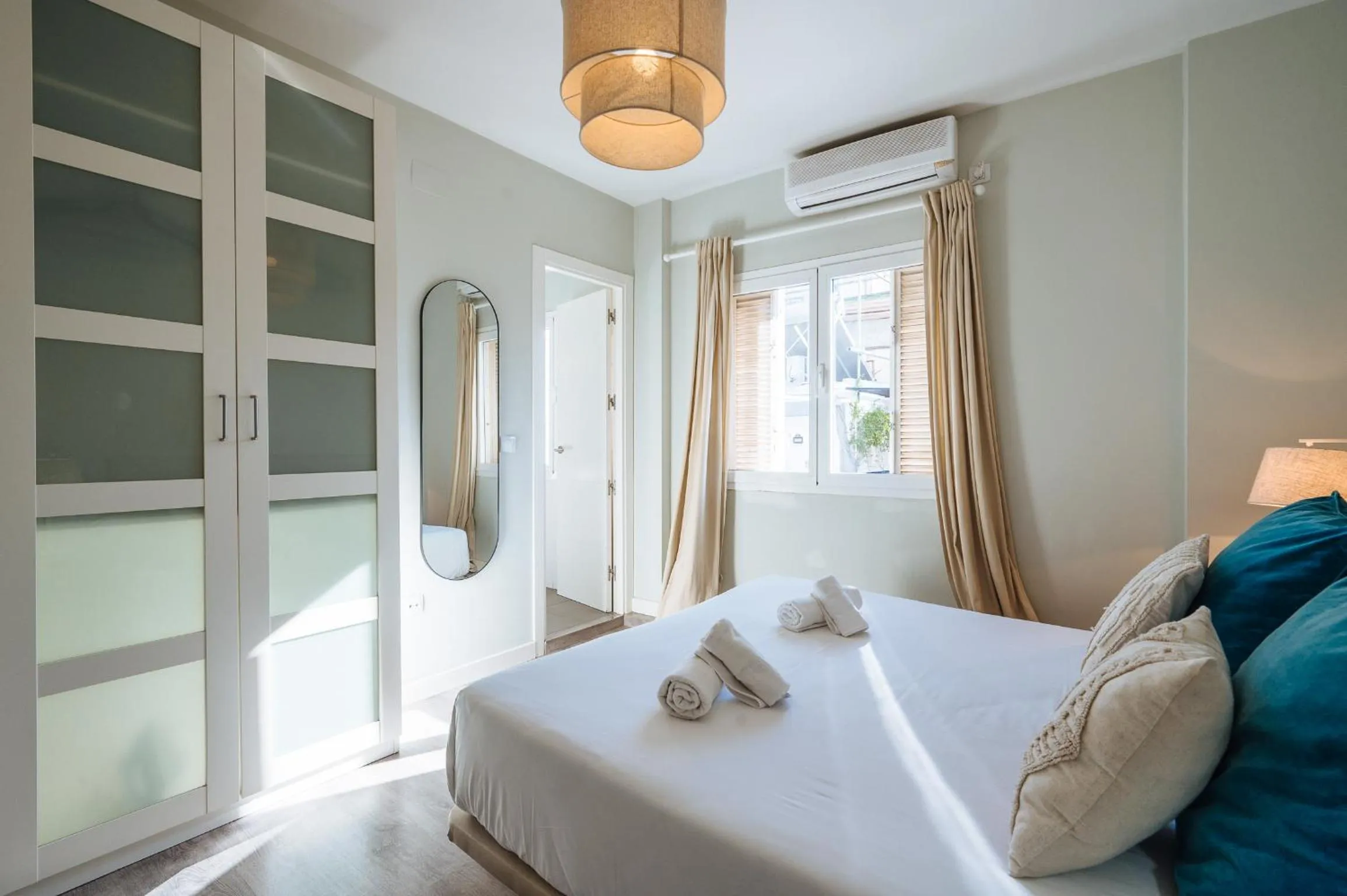 Bed in The Zentral Suites & Apartments