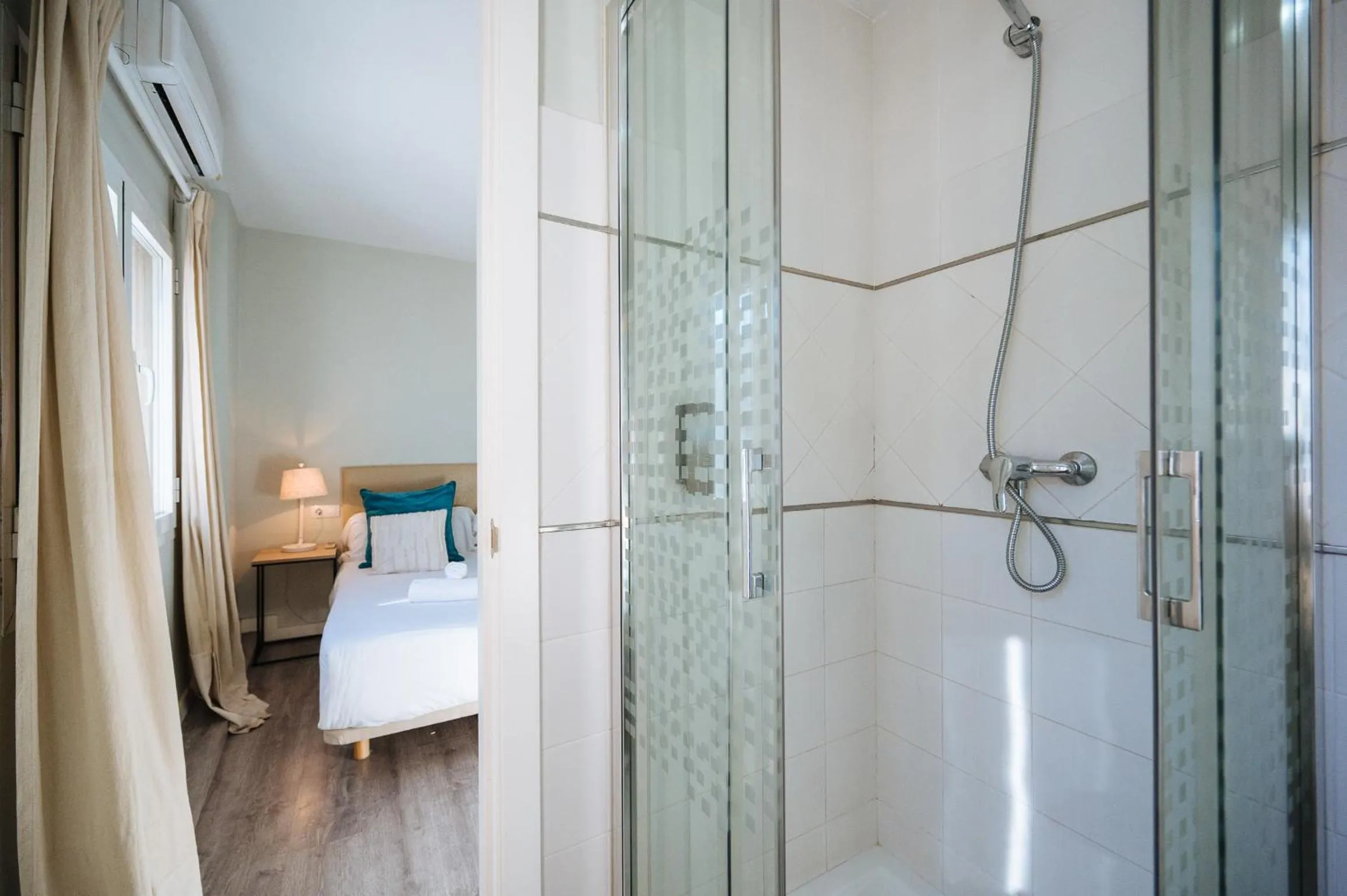 Shower, Bed in The Zentral Suites & Apartments