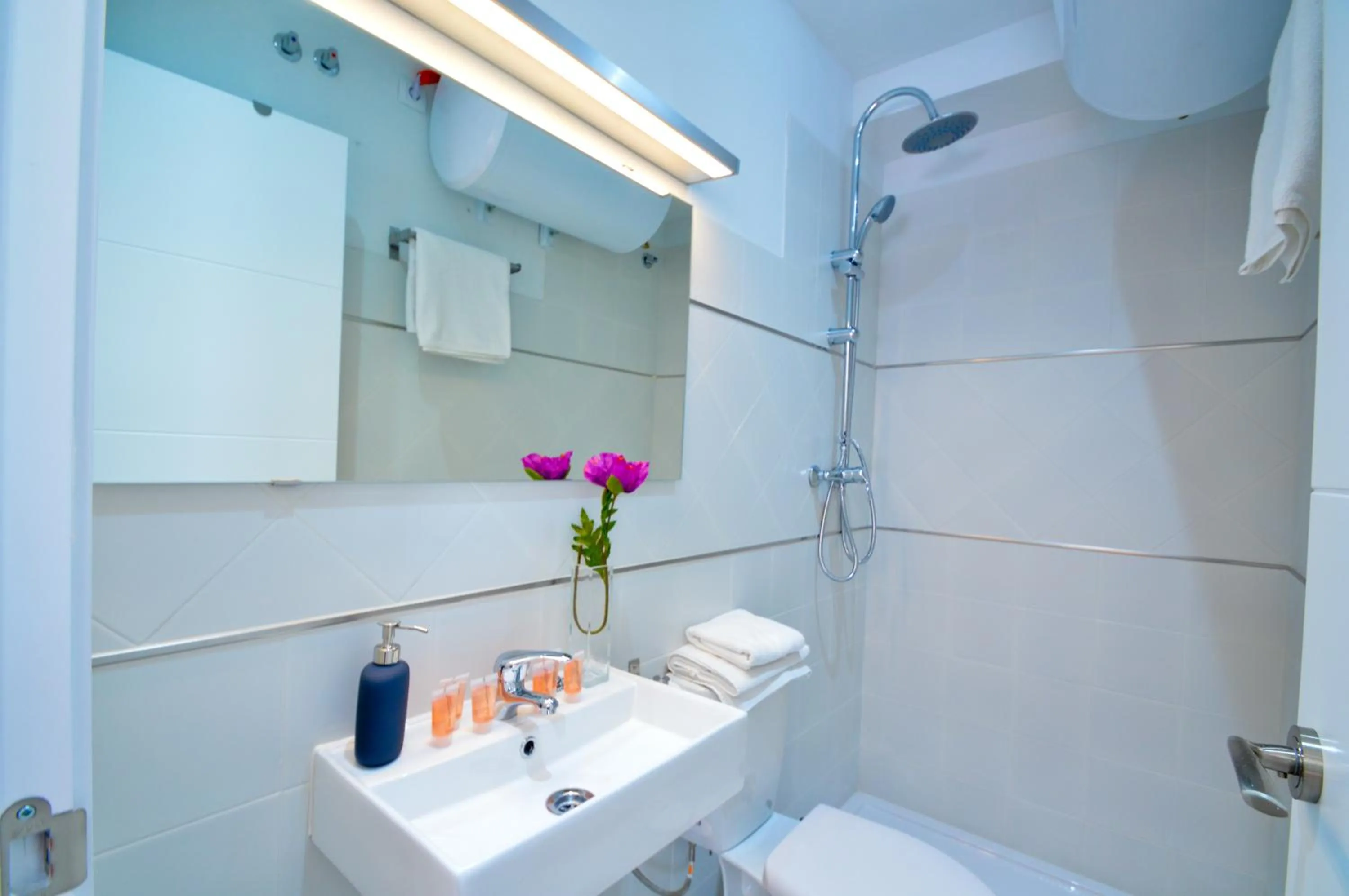 Shower in The Zentral Suites & Apartments