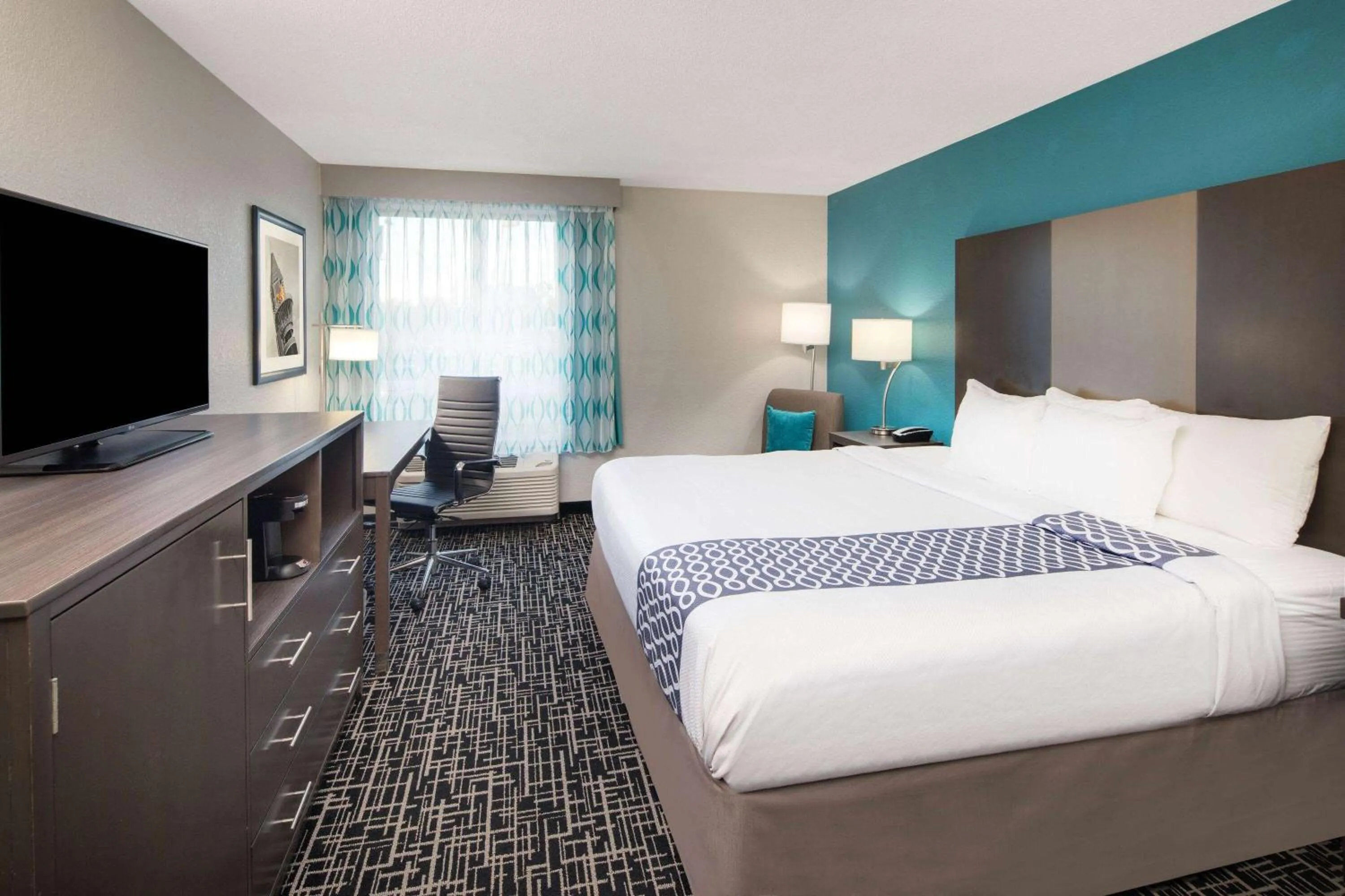 Photo of the whole room, Bed in La Quinta by Wyndham Atlanta Airport North