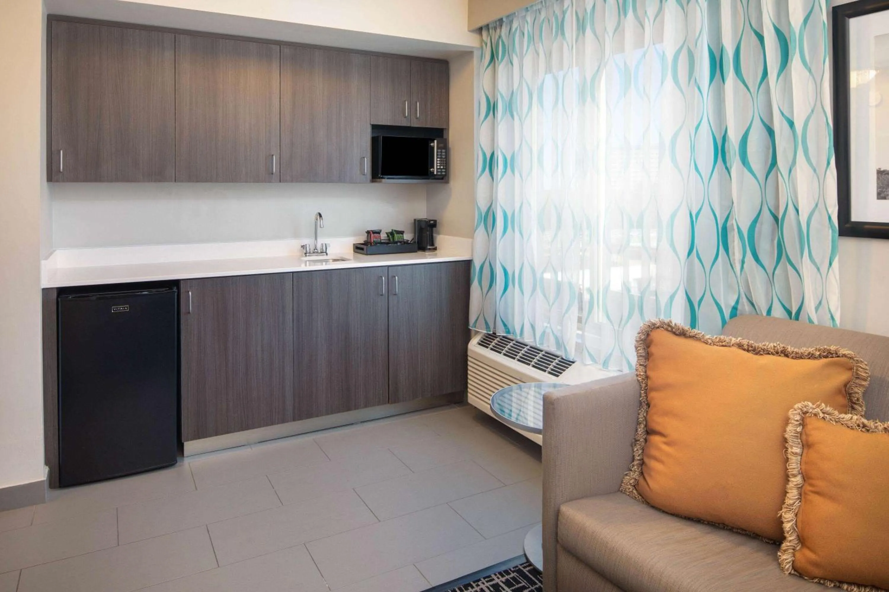 Photo of the whole room in La Quinta by Wyndham Atlanta Airport North