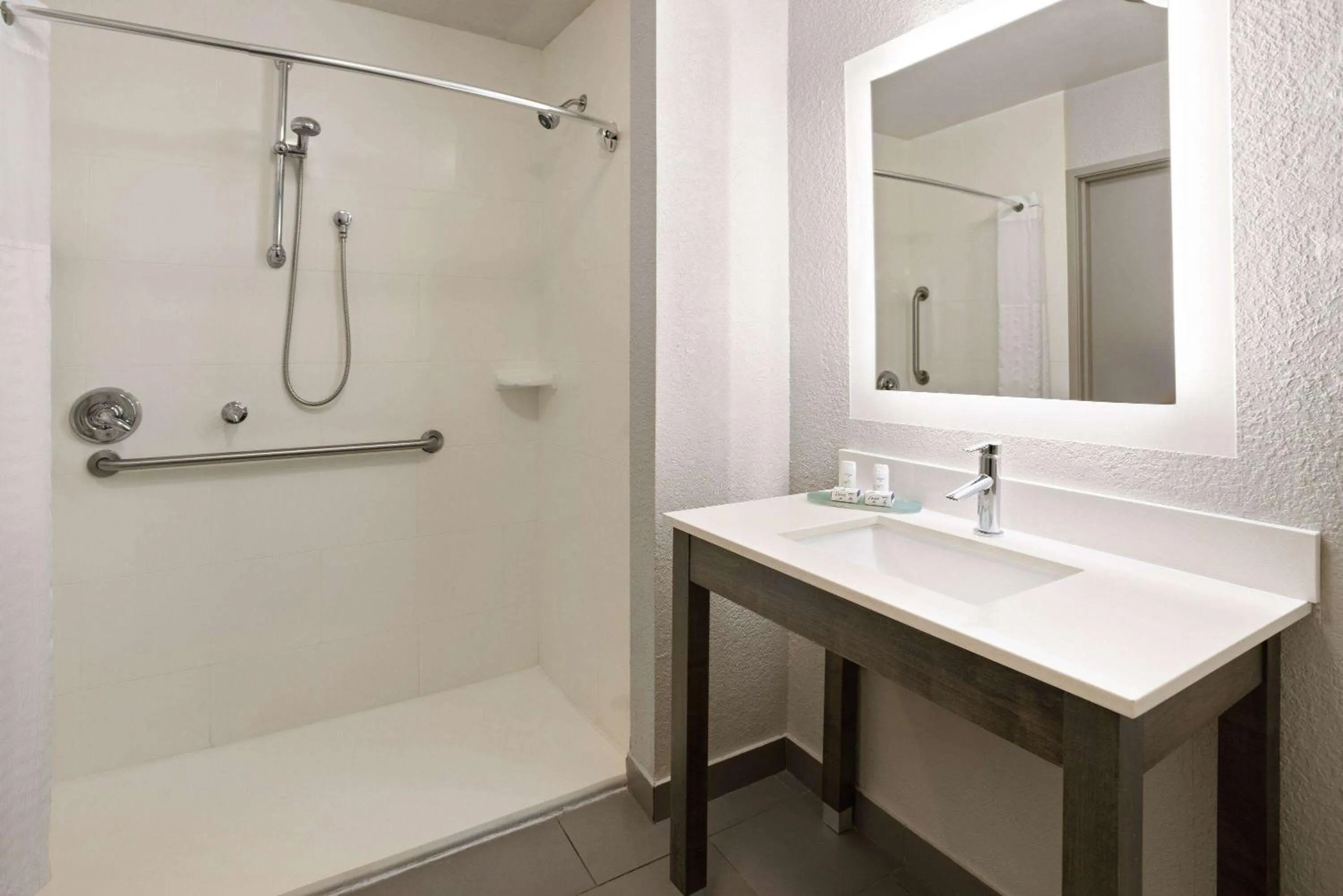 Shower in La Quinta by Wyndham Atlanta Airport North