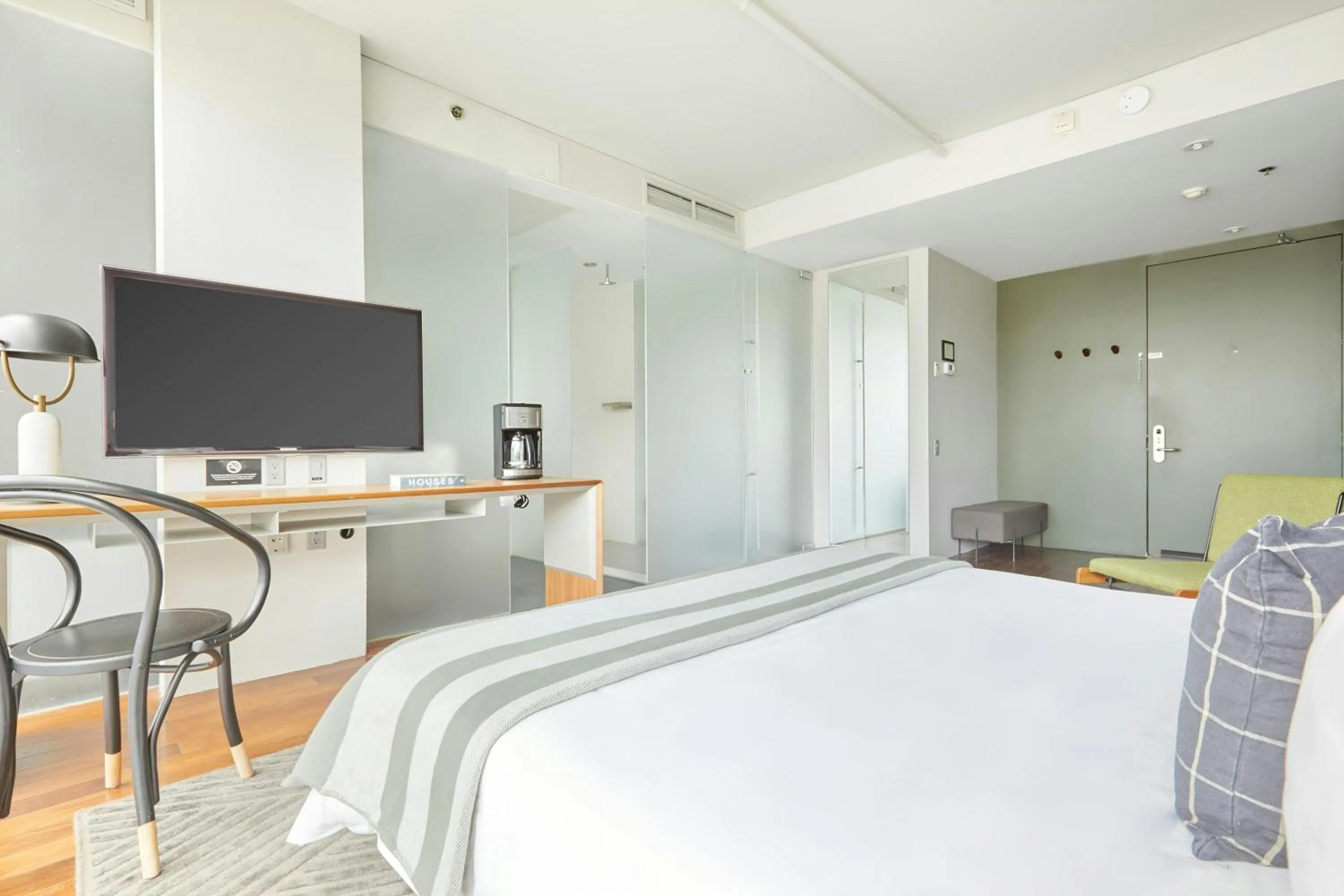 Bedroom, Bed in The Slate Hotel Downtown, Sonder by Marriott Bonvoy