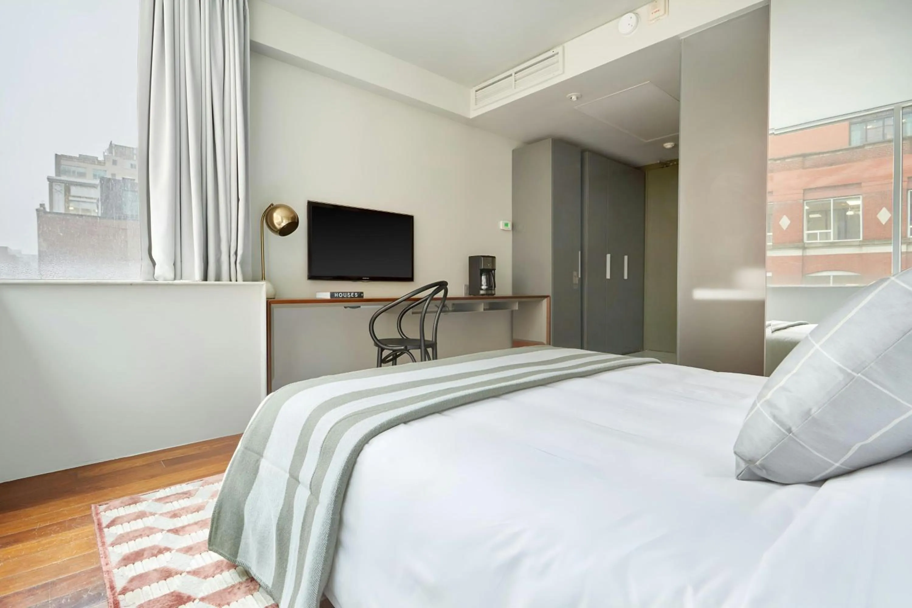 Bedroom, Bed in The Slate Hotel Downtown, Sonder by Marriott Bonvoy