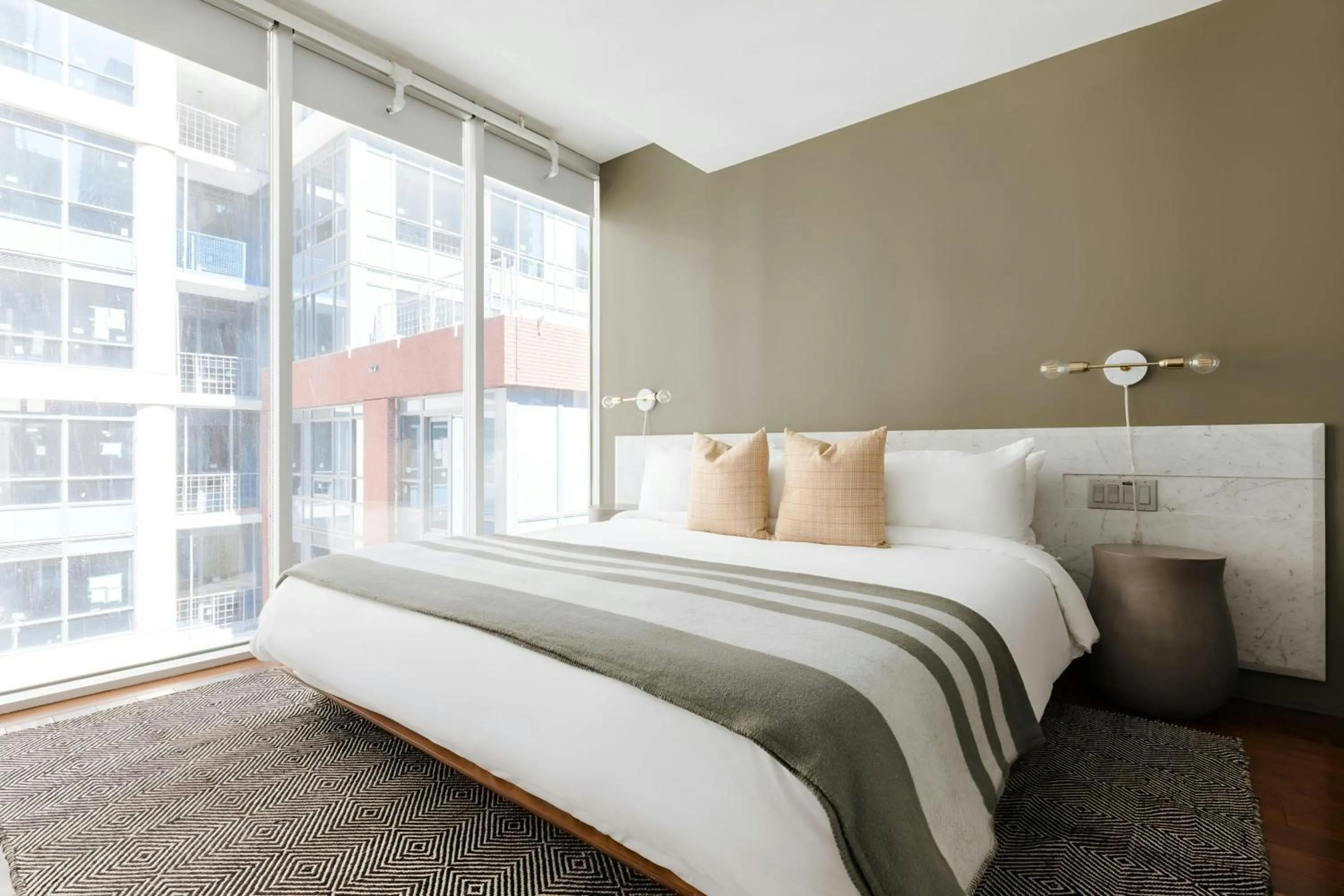Bedroom, Bed in The Slate Hotel Downtown, Sonder by Marriott Bonvoy