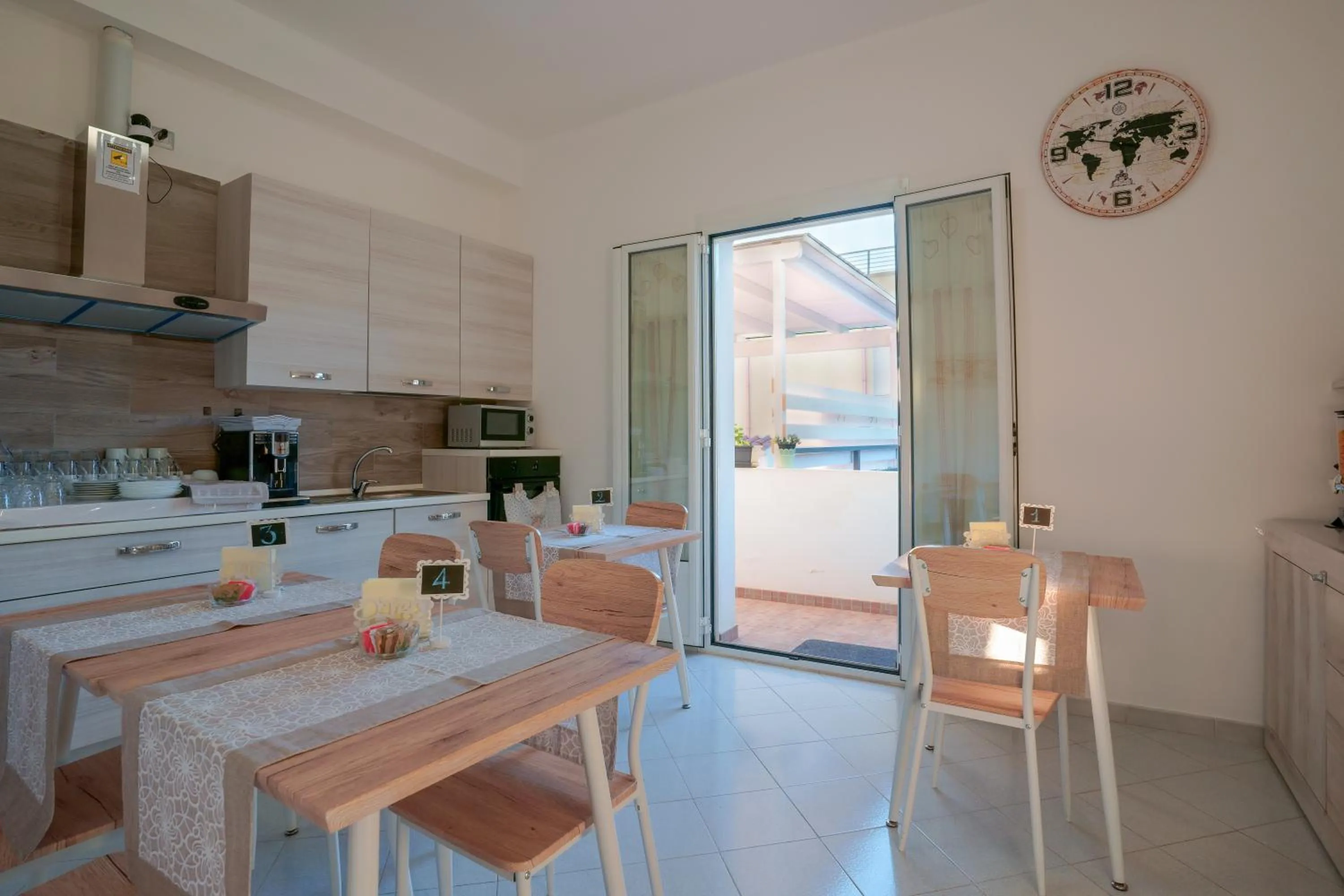 Communal kitchen in Nùe Rooms