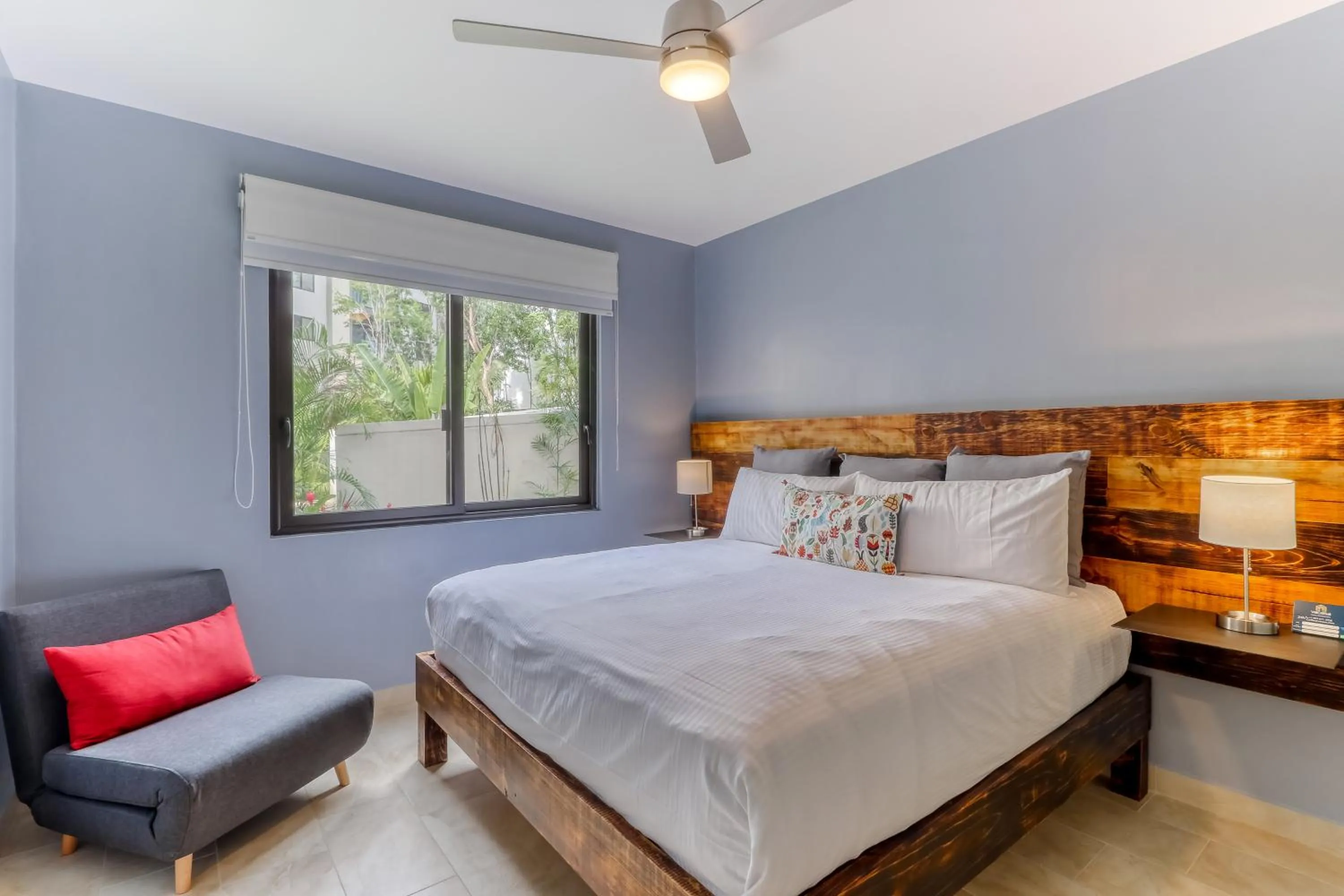 Bed in Chandelier B102 @ Lagunas