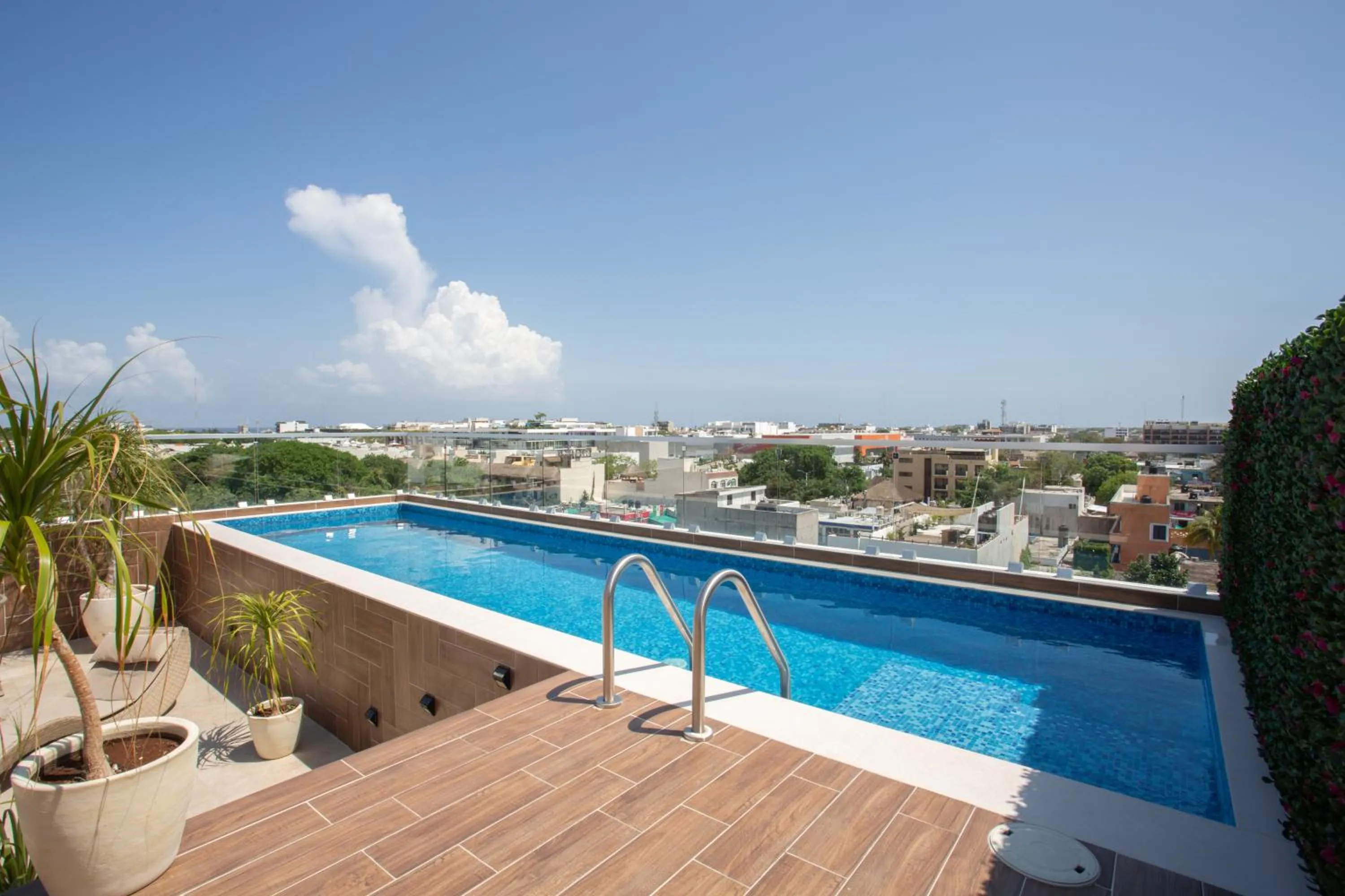 Swimming pool in Edificio Vanessa 24 studios