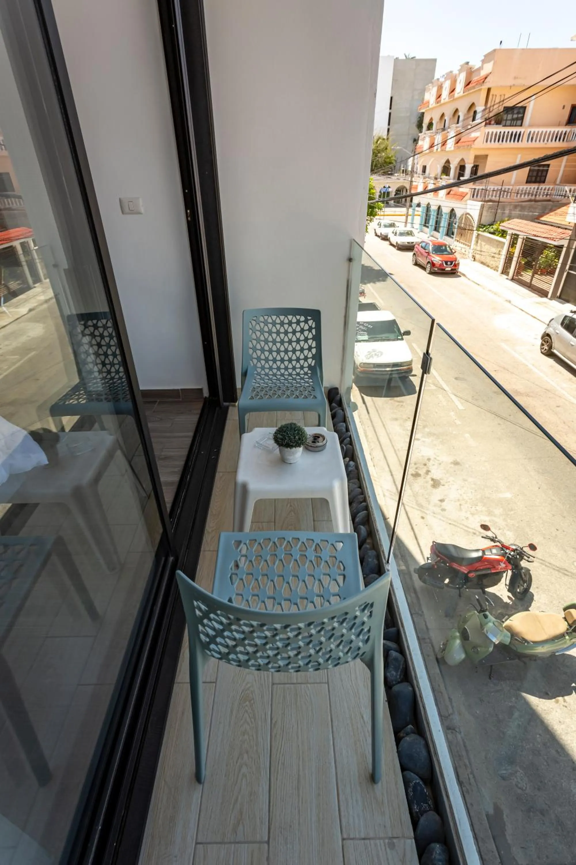 Quiet street view in Edificio Vanessa 24 studios