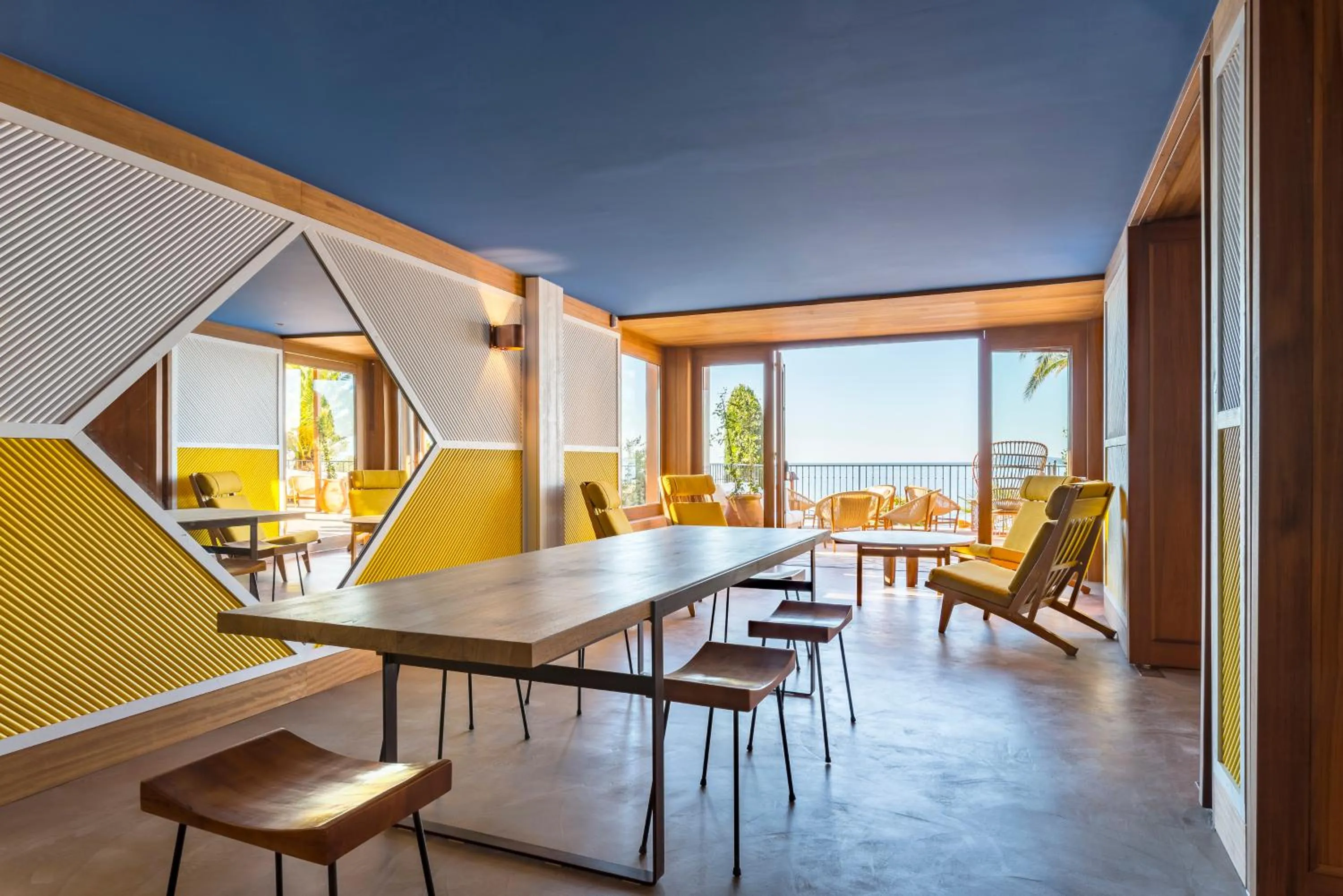 Communal lounge/ TV room in Hôtel Le Bailli De Suffren