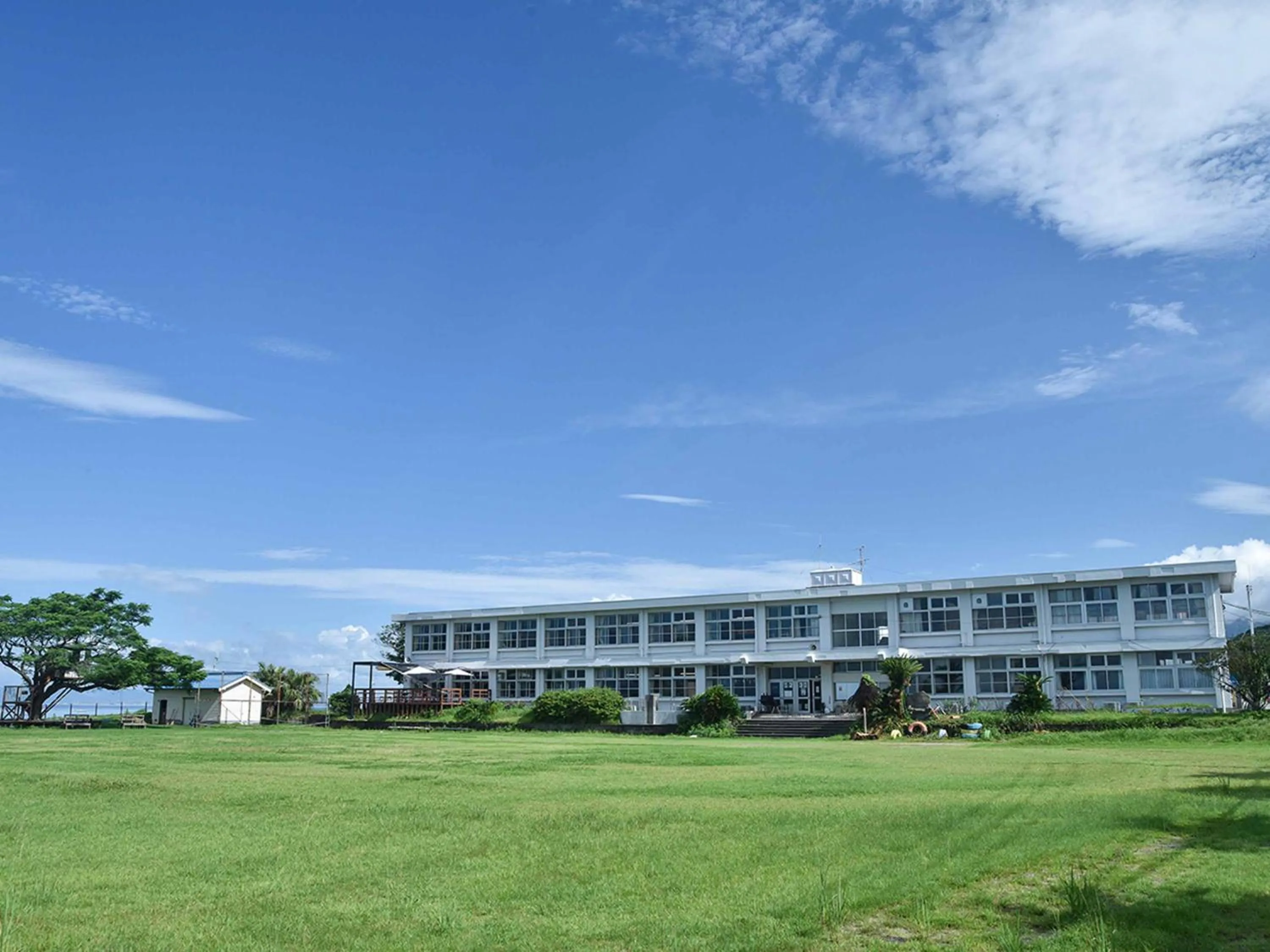 Facade/entrance in YUKUSA OHSUMI UMI no GAKKO