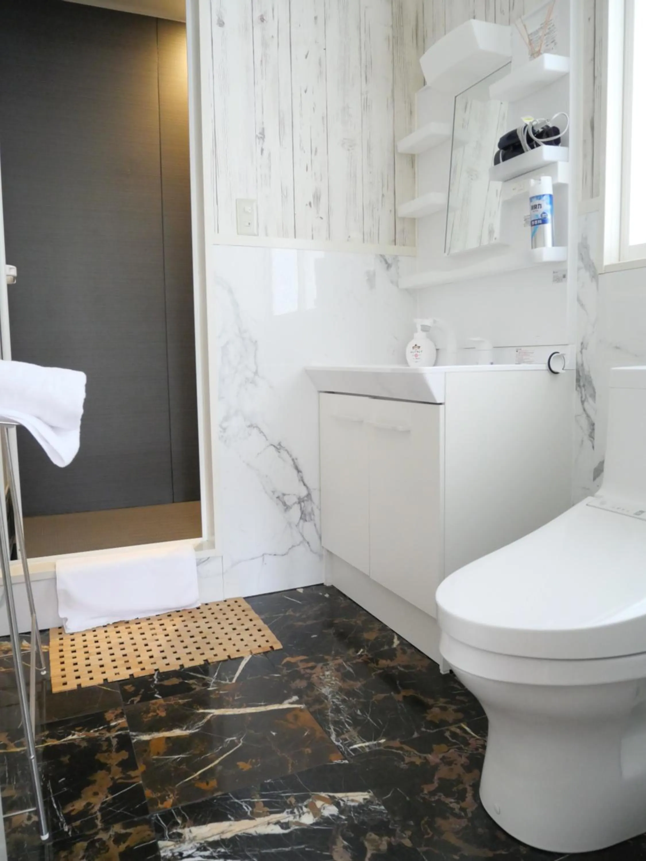 Toilet in Lift Inn Hakuba Goryu