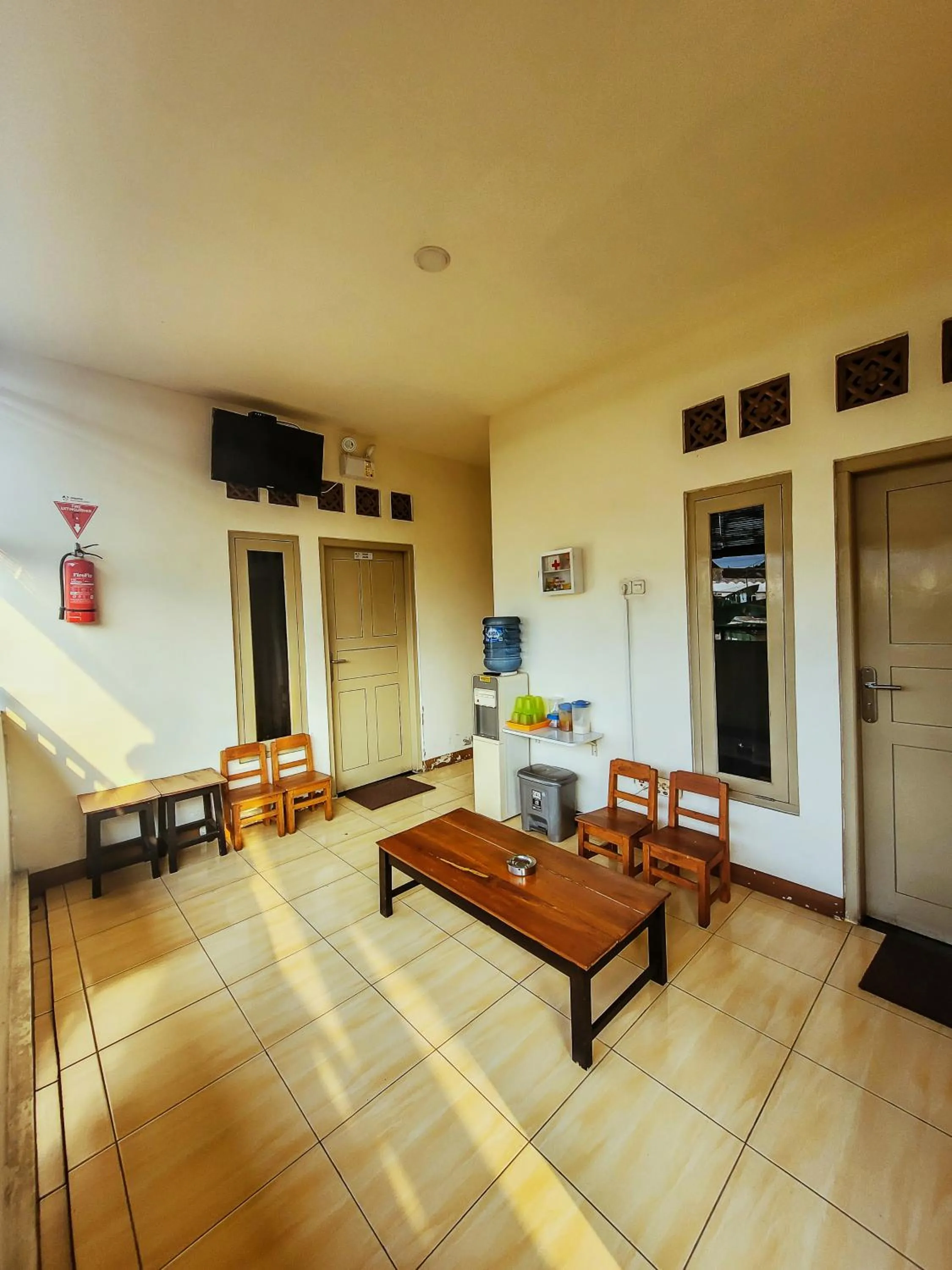 Communal lounge/ TV room in Anjuma Backpacker