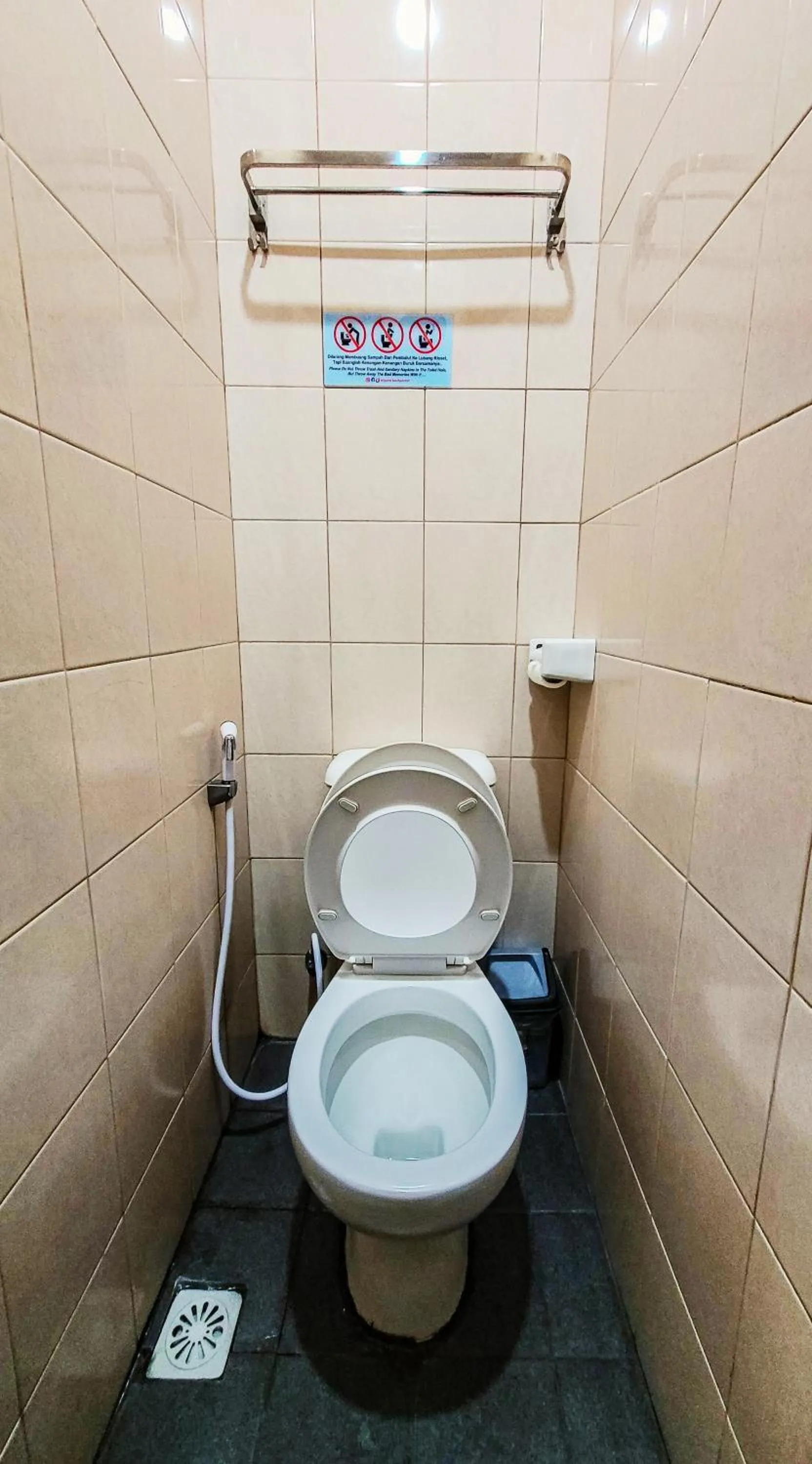 Toilet in Anjuma Backpacker