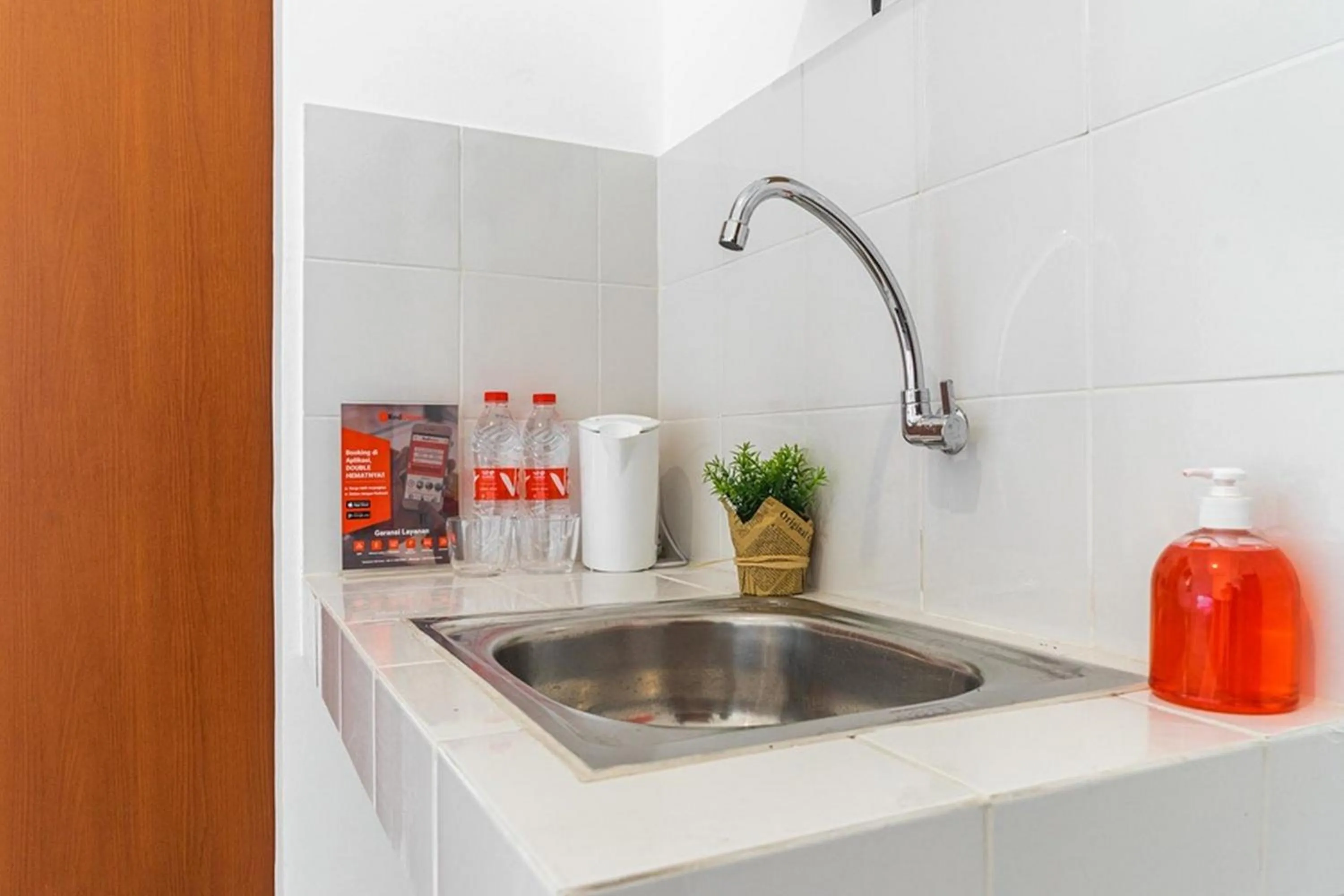 Kitchen or kitchenette in RedDoorz Plus @ EcoHome Citra Raya Tangerang