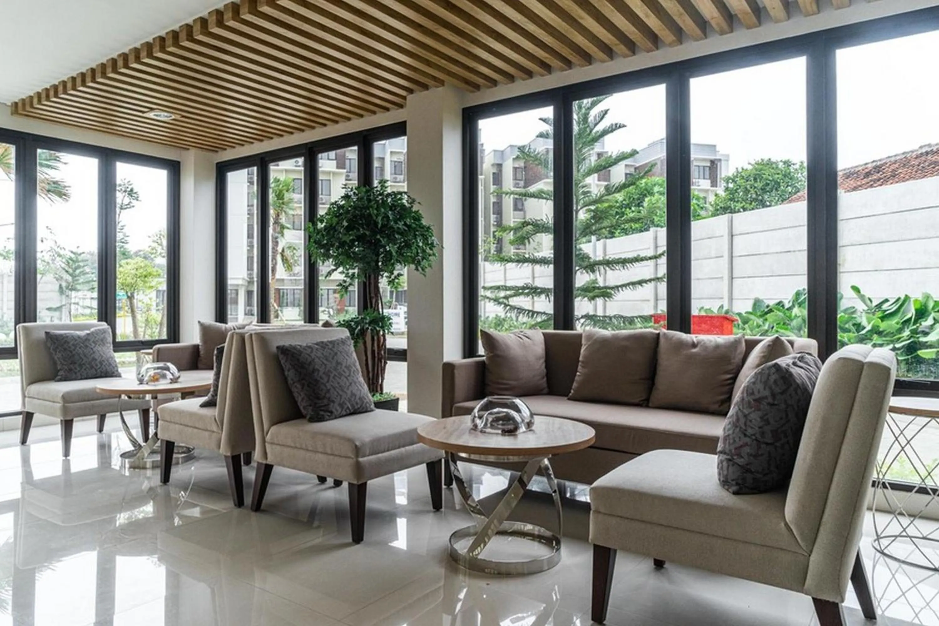 Seating area in RedDoorz Plus @ EcoHome Citra Raya Tangerang