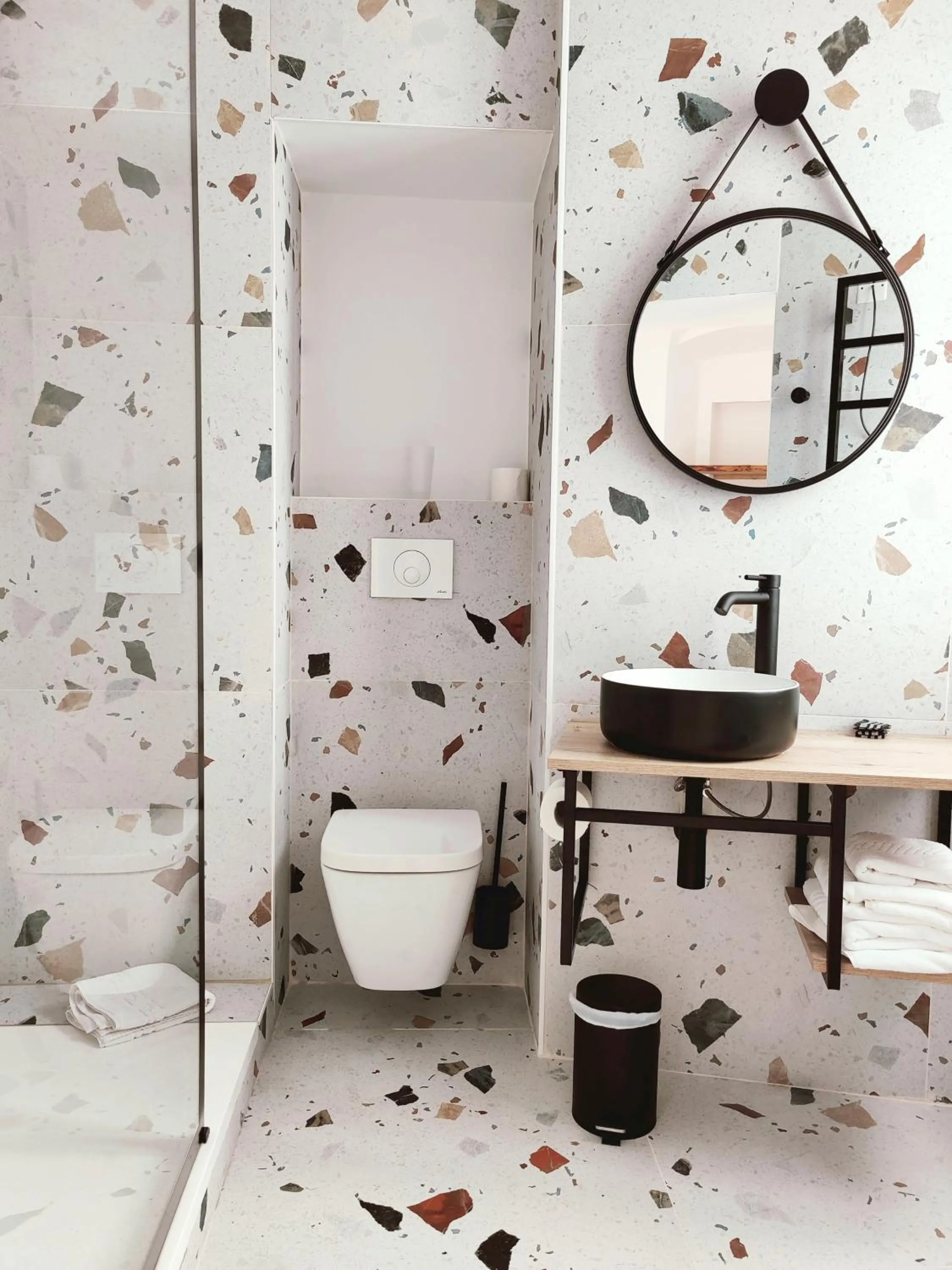 Shower in Sud Hôtel Restaurant