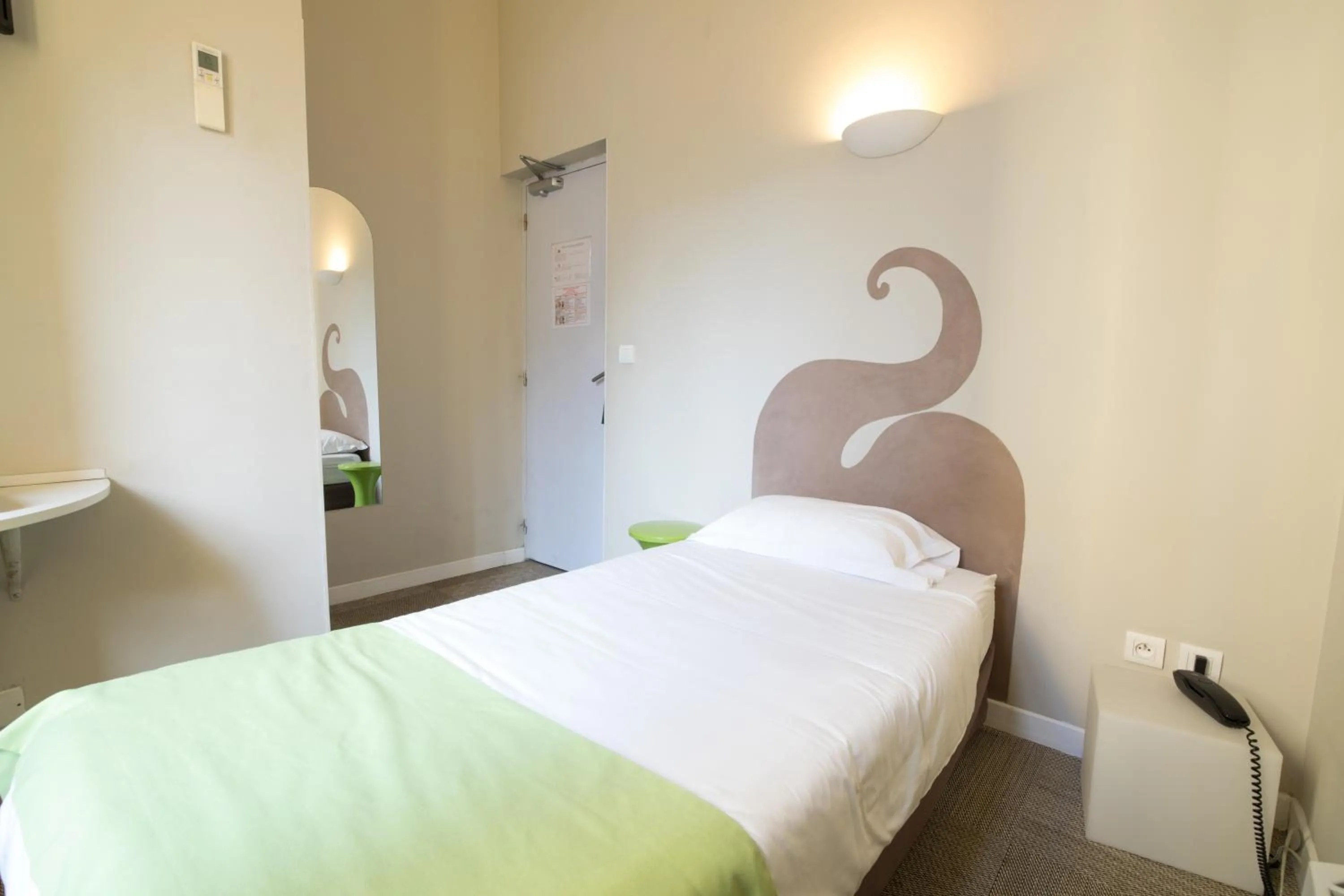 Bed in Sud Hôtel Restaurant