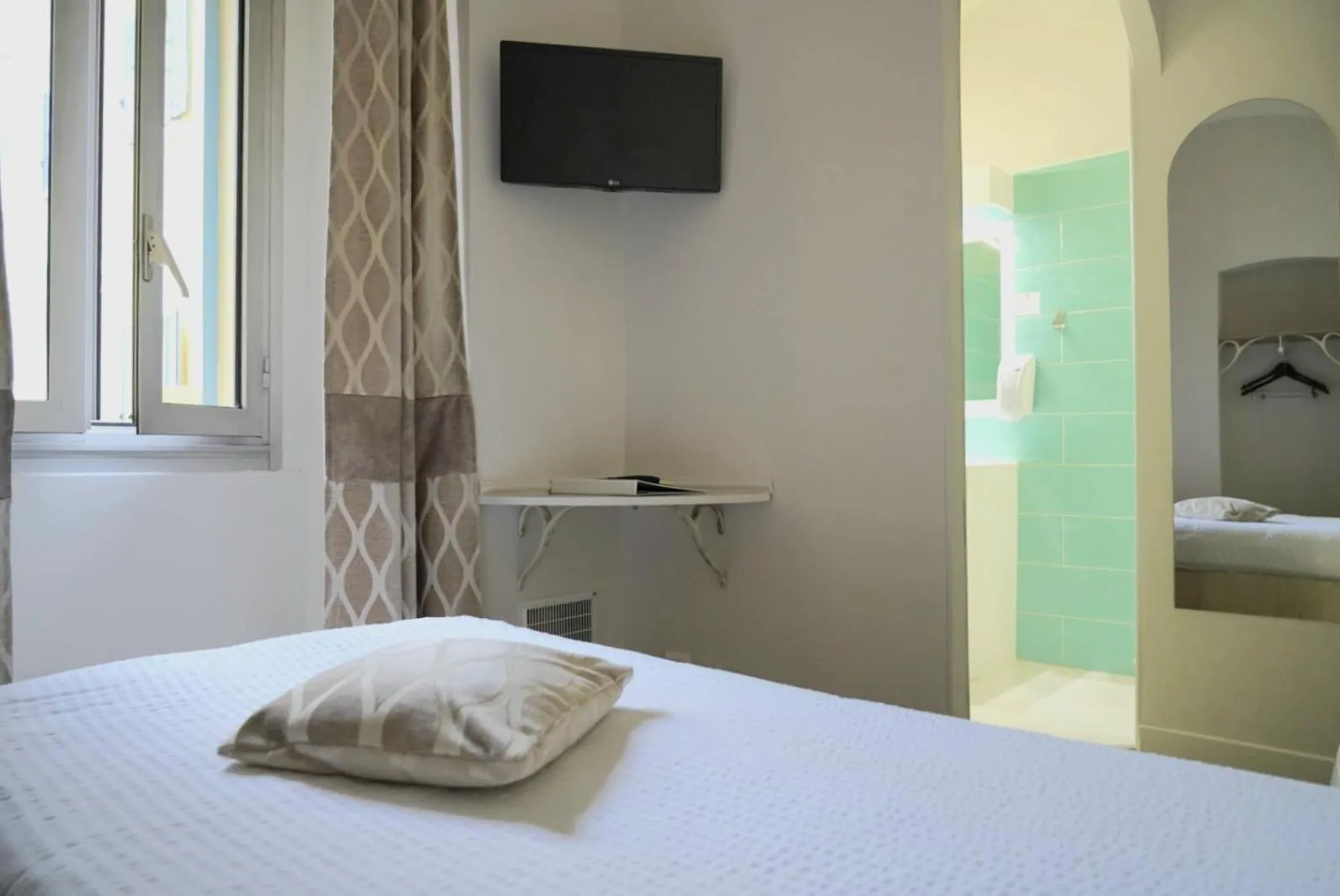 Bed in Sud Hôtel Restaurant