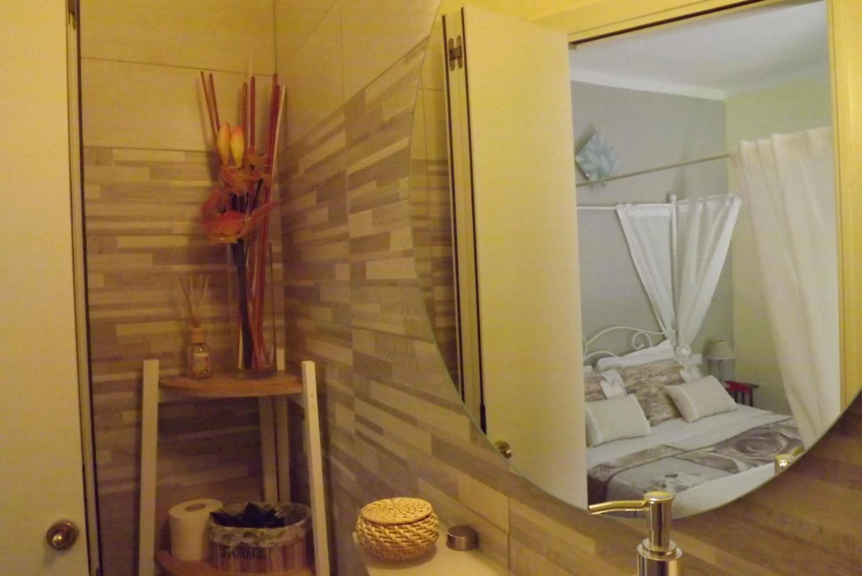 Shower in B&B Il Tempo Del Vento in front of the Castle