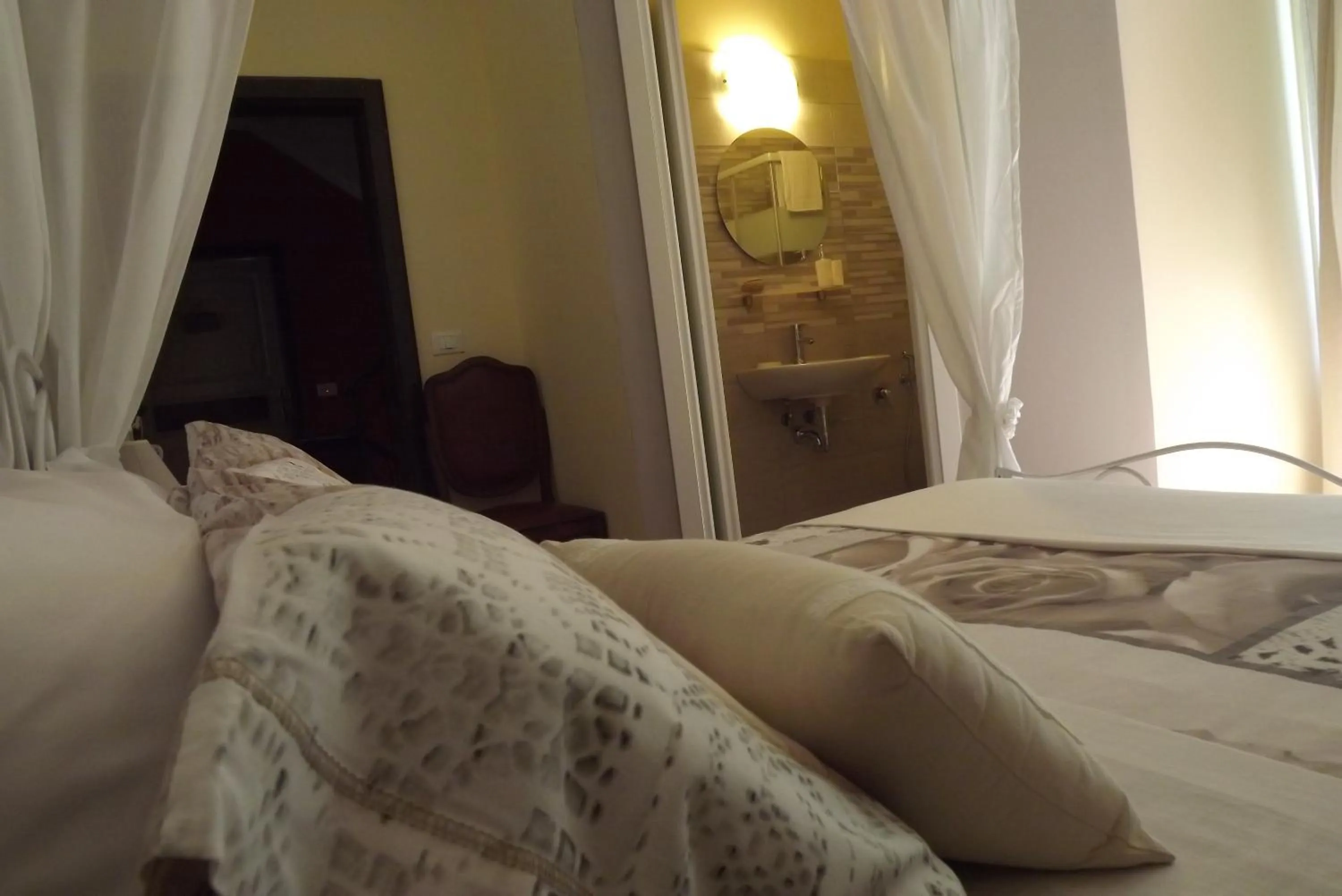 Bed in B&B Il Tempo Del Vento in front of the Castle