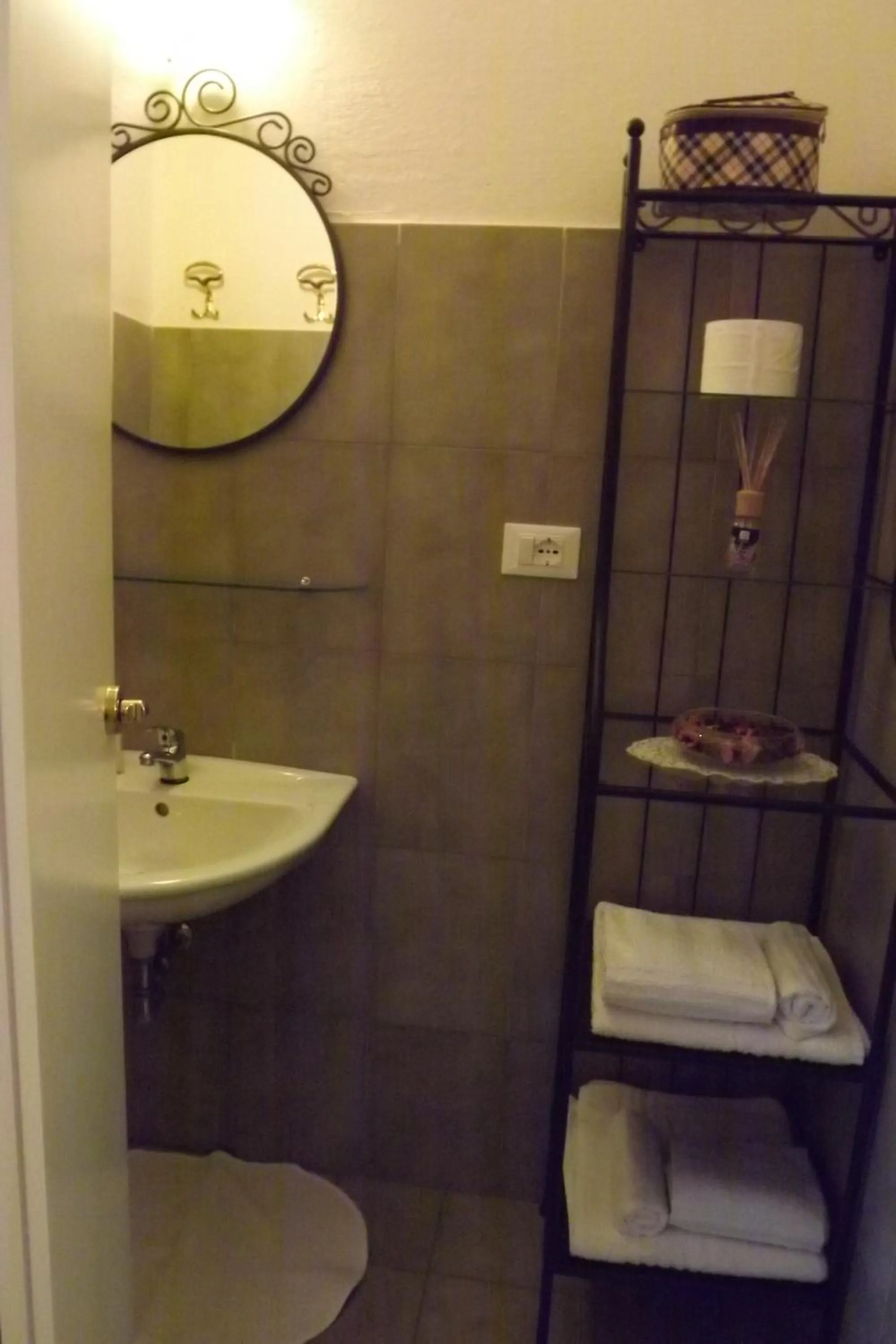 Shower in B&B Il Tempo Del Vento in front of the Castle