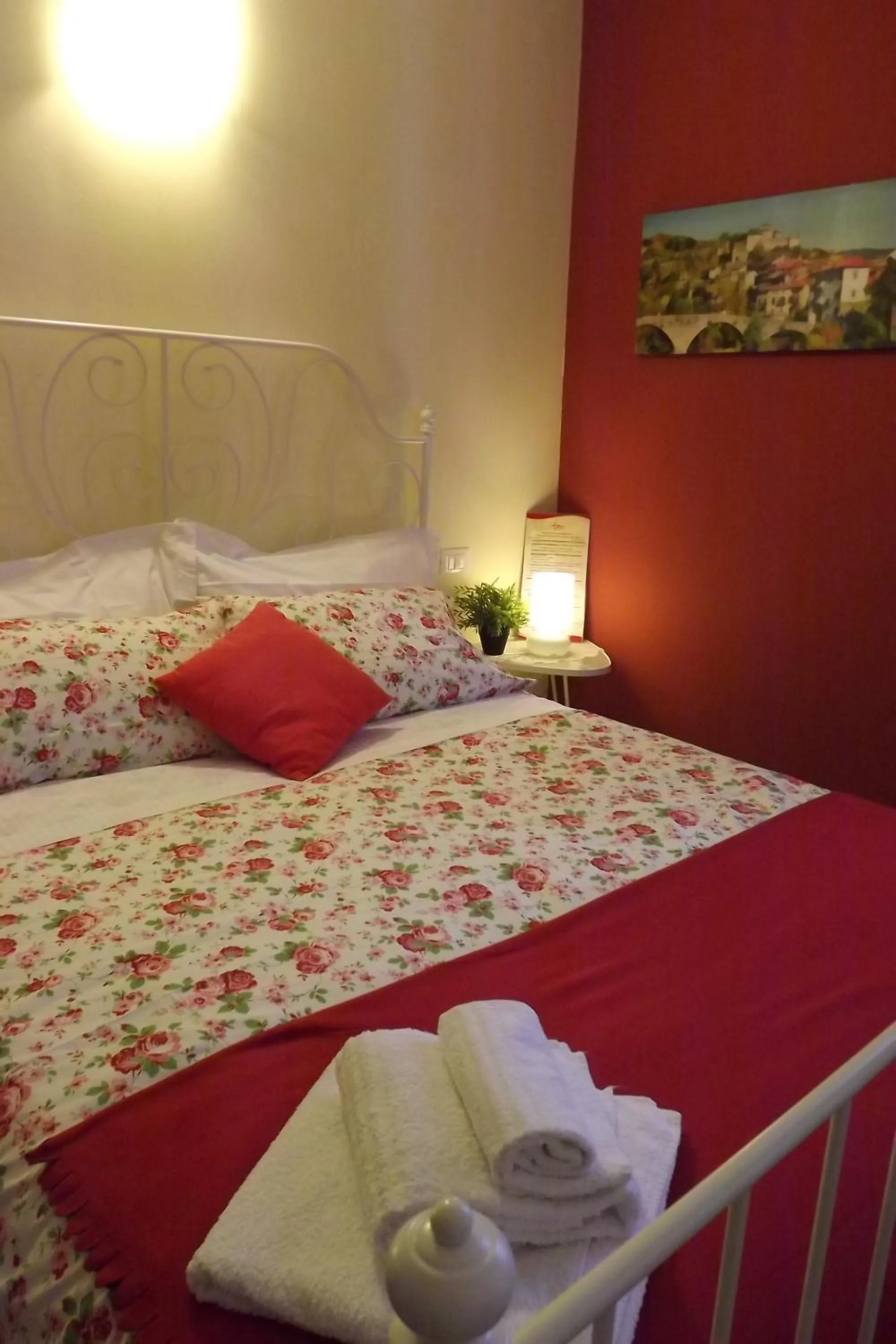 Garden view, Bed in B&B Il Tempo Del Vento in front of the Castle