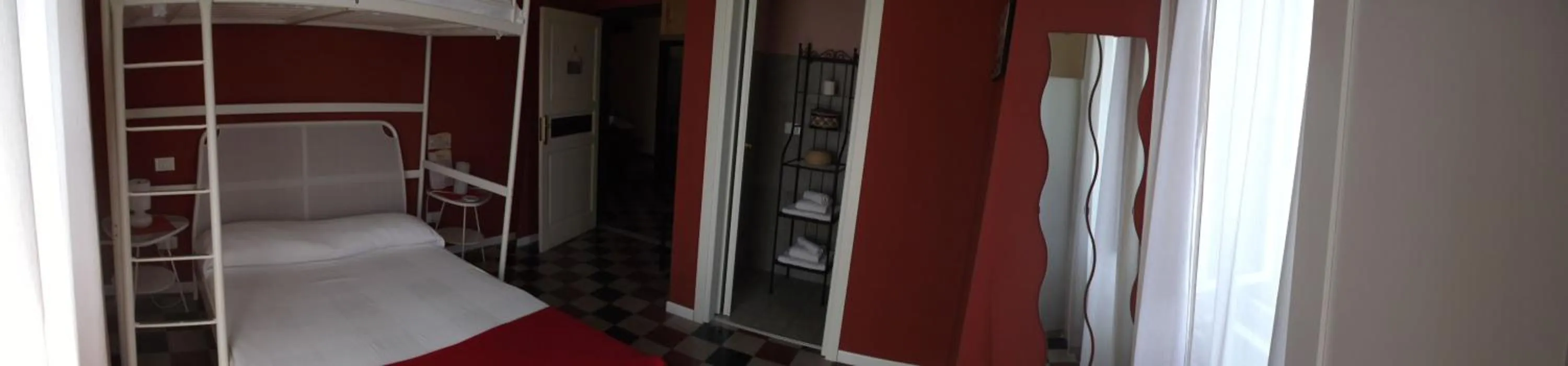 Bed in B&B Il Tempo Del Vento in front of the Castle