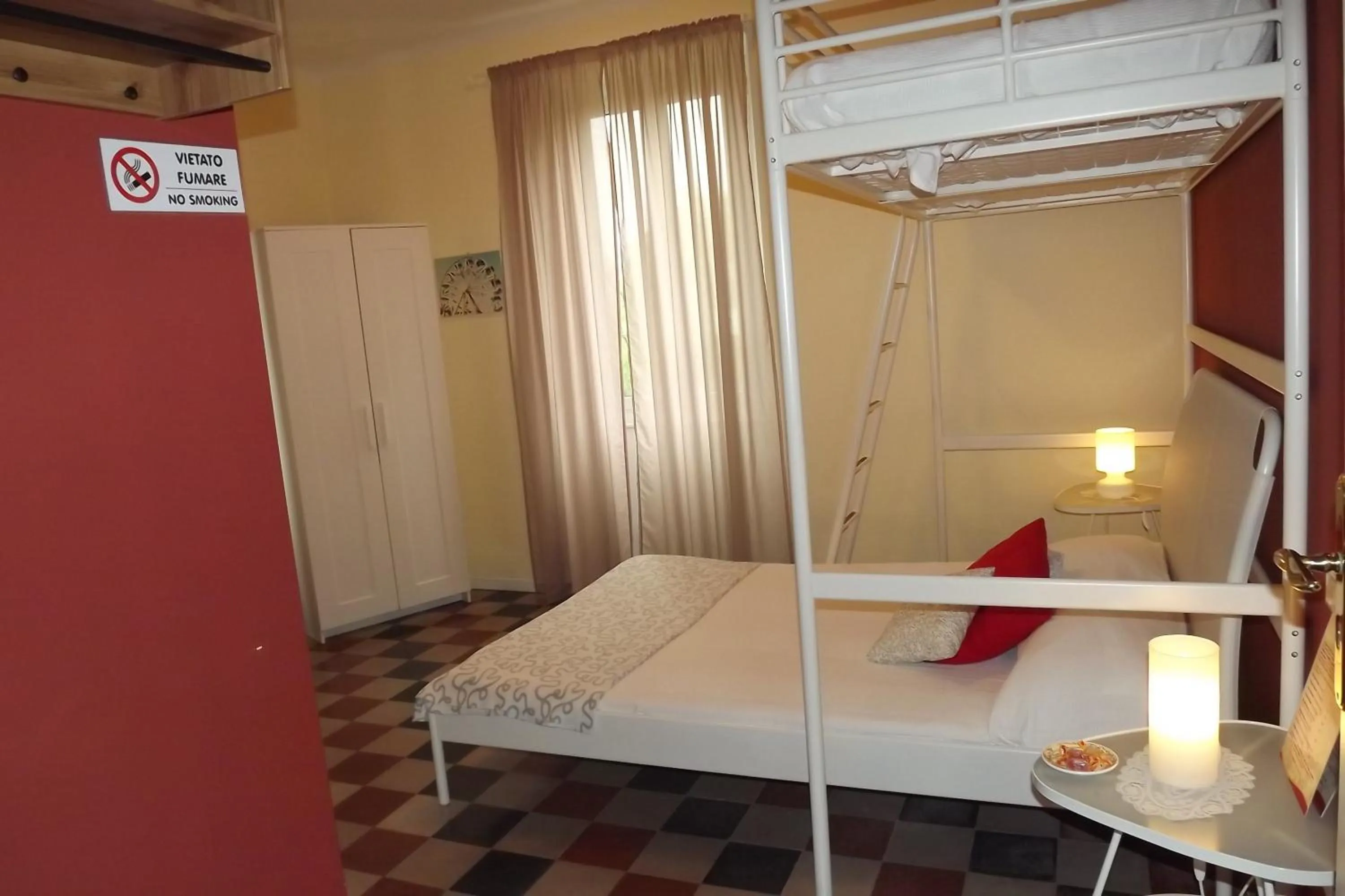 Bed in B&B Il Tempo Del Vento in front of the Castle